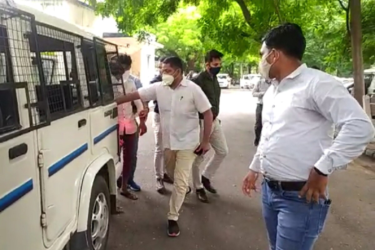 આમ સુરત પોલીસે ડી ગેંગના નામે રૂપિયા બે કરોડની ખંડણી વસૂલવા માટે વેપારીને જીવતા કારતૂસ ,રિવોલ્વર અને ધમકીભર્યો લેટર મોકલનાર આરોપીઓને માત્ર 24 કલાકમાં ઝડપી પાડી ગુનાનો ભેદ ઉકેલી કાઢયો છે. જોકે આ સમગ્ર ઘટનાની અંદર માર્કેટ ના વેપારી નો કારીગર જ મુખ્ય આરોપી નીકળતા કાપડ ઉદ્યોગના અન્ય વેપારીઓમાં આ બાબત હાલ ચર્ચાનો વિષય બની રહી છે.ત્યારે હાલ તો પોલીસે આરોપીઓના રિમાન્ડ મેળવવાની દિશામાં તજવીજ હાથ ધરી છે. આમ સુરત પોલીસે ડી ગેંગના નામે રૂપિયા બે કરોડની ખંડણી વસૂલવા માટે વેપારીને જીવતા કારતૂસ ,રિવોલ્વર અને ધમકીભર્યો લેટર મોકલનાર આરોપીઓને માત્ર 24 કલાકમાં ઝડપી પાડી ગુનાનો ભેદ ઉકેલી કાઢયો છે. જોકે આ સમગ્ર ઘટનાની અંદર માર્કેટ ના વેપારી નો કારીગર જ મુખ્ય આરોપી નીકળતા કાપડ ઉદ્યોગના અન્ય વેપારીઓમાં આ બાબત હાલ ચર્ચાનો વિષય બની રહી છે.ત્યારે હાલ તો પોલીસે આરોપીઓના રિમાન્ડ મેળવવાની દિશામાં તજવીજ હાથ ધરી છે.