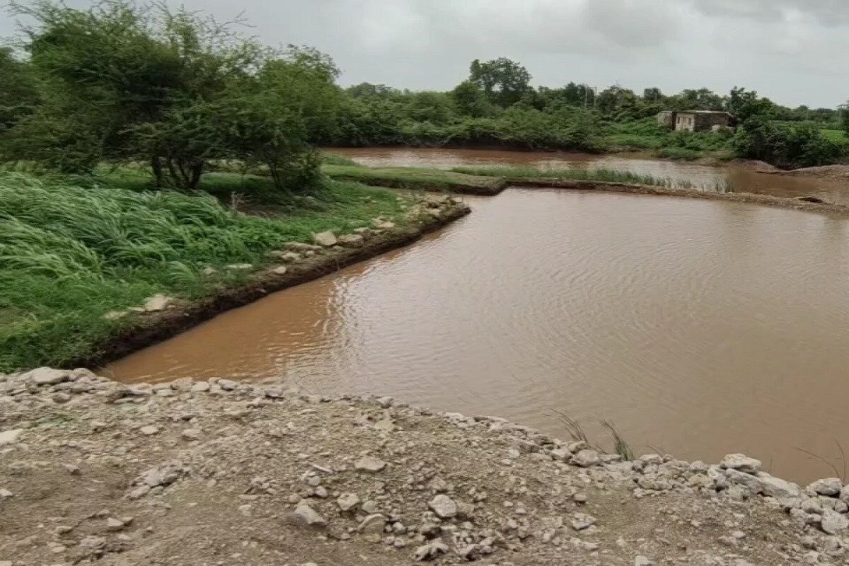 જોકે એવું નથી કે દિવ્યાંગ તલાટી હોવાથી આસાનીથી બધું થઈ ગયું. આમ પણ સરકારની કોઈ યોજનાની વાત આવે તો લગભગ દરેક લોકો કહેતા હોય છે. કારણ કે અધિકારીઓ પર લોકોને ભરોસો રહ્યો નથી અને આવું જ બન્યું દિવ્યાંગ તલાટી સાથે. ગ્રામસભામાં નક્કી તો કરી નાખ્યું કે પીખોર ગામમાં પાણી સમસ્યા રહે છે અને જેથી તળાવ બનાવવું છે અને એ પણ મનરેગા હેઠળ!. પાણીની વિકટ સમસ્યા હોવાના કારણે મજૂરી પર નિર્ભર ગામ હોવા છતાં ગામમાંથી માંડ માંડ 30-35 લોકો તળાવના ખોદ કામ માટે આવ્યા હતા. જોકે બાદમાં આ તમામ લોકોને યોગ્ય સમયે મહેનતનું મહેનતાણું મળી જતા ગામમાંથી 370 લોકો તળાવના ખોદ કામ માટે આવ્યા હતા. આખરે દિવ્યાંગ તલાટીની મહેનત રંગ લાવી અને તળાવ તૈયાર થયું હતું જોકે એવું નથી કે દિવ્યાંગ તલાટી હોવાથી આસાનીથી બધું થઈ ગયું. આમ પણ સરકારની કોઈ યોજનાની વાત આવે તો લગભગ દરેક લોકો કહેતા હોય છે. કારણ કે અધિકારીઓ પર લોકોને ભરોસો રહ્યો નથી અને આવું જ બન્યું દિવ્યાંગ તલાટી સાથે. ગ્રામસભામાં નક્કી તો કરી નાખ્યું કે પીખોર ગામમાં પાણી સમસ્યા રહે છે અને જેથી તળાવ બનાવવું છે અને એ પણ મનરેગા હેઠળ!. પાણીની વિકટ સમસ્યા હોવાના કારણે મજૂરી પર નિર્ભર ગામ હોવા છતાં ગામમાંથી માંડ માંડ 30-35 લોકો તળાવના ખોદ કામ માટે આવ્યા હતા. જોકે બાદમાં આ તમામ લોકોને યોગ્ય સમયે મહેનતનું મહેનતાણું મળી જતા ગામમાંથી 370 લોકો તળાવના ખોદ કામ માટે આવ્યા હતા. આખરે દિવ્યાંગ તલાટીની મહેનત રંગ લાવી અને તળાવ તૈયાર થયું હતું
