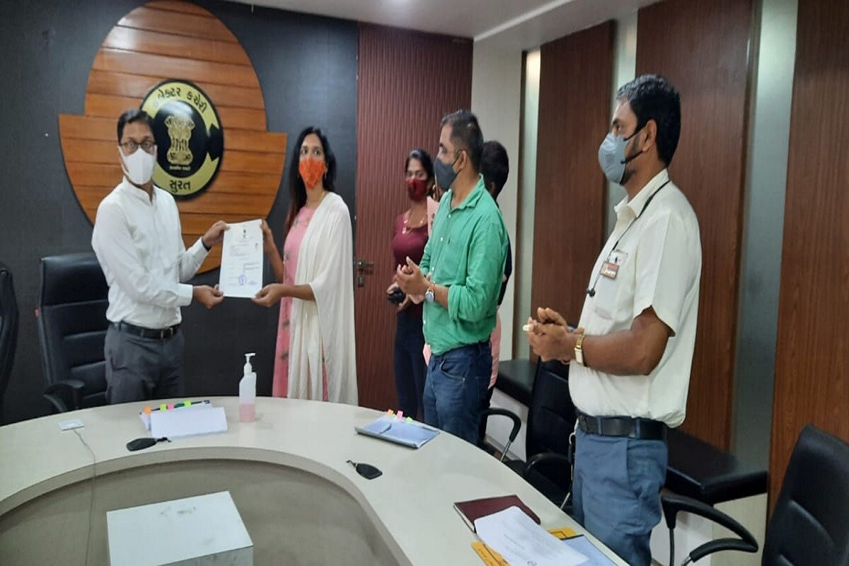 12 વર્ષની ઉંમરમાં સંદીપને અચાનક જ છોકરીઓને ગમતી તમામ વસ્તુઓ સારી લાગવા લાગી હતી તેને અચાનક જ ગુલાબી રંગ ખૂબ જ પસંદ આવવા લાગ્યો હતો, તે અન્ય છોકરાઓની જેમ કાર અને બાઇક નહીં પરંતુ, ઢીંગલી પસંદ કરવા લાગ્યો હતો ત્યારે જ તેને ખબર પડી ગઈ કે તે છોકરો નથી. કંઇક તો છે જે તેને અન્ય છોકરાઓ કરતાં જુદો પાડે છે. ડિપ્લોમા એન્જિનિયરિંગ કર્યા પછી પણ માનસિક દ્વંદ્વ થી પસાર થઇ રહેલા સંદીપે આખરે નીચે કર્યું કે જે તે અંદરથી છે તે સમાજની સામે લાવશે અને 39 વર્ષની ઉંમરમાં સંદીપે એક મહત્વપૂર્ણ નિર્ણય લીધો.અને ત્રણ સર્જરી કરી તે સંદીપથી અલીશા પટેલ બની ગઈ. 12 વર્ષની ઉંમરમાં સંદીપને અચાનક જ છોકરીઓને ગમતી તમામ વસ્તુઓ સારી લાગવા લાગી હતી તેને અચાનક જ ગુલાબી રંગ ખૂબ જ પસંદ આવવા લાગ્યો હતો, તે અન્ય છોકરાઓની જેમ કાર અને બાઇક નહીં પરંતુ, ઢીંગલી પસંદ કરવા લાગ્યો હતો ત્યારે જ તેને ખબર પડી ગઈ કે તે છોકરો નથી. કંઇક તો છે જે તેને અન્ય છોકરાઓ કરતાં જુદો પાડે છે. ડિપ્લોમા એન્જિનિયરિંગ કર્યા પછી પણ માનસિક દ્વંદ્વ થી પસાર થઇ રહેલા સંદીપે આખરે નીચે કર્યું કે જે તે અંદરથી છે તે સમાજની સામે લાવશે અને 39 વર્ષની ઉંમરમાં સંદીપે એક મહત્વપૂર્ણ નિર્ણય લીધો.અને ત્રણ સર્જરી કરી તે સંદીપથી અલીશા પટેલ બની ગઈ.