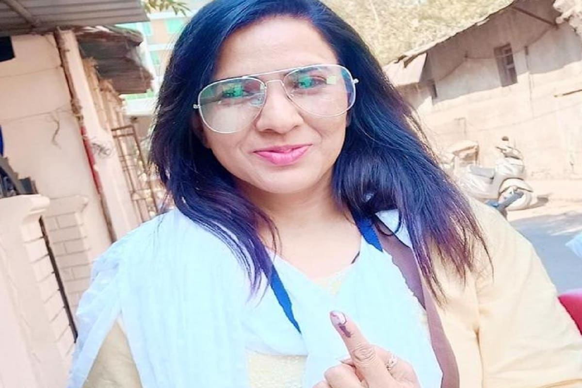 તેમણે કહ્યું હતું કે ચૂંટણી કાર્ડમા પણ તારીખ ખોટી લખાઇ છે જેના આધારે એફિડેવિટમાં ઉંમર લખી છે . પરંતુ મારો જન્મ દાખલો 1987નો છે. જેથી યુથ કોંગ્રેસ ચૂંટણીમાં ફોર્મ ભર્યું હતું એટલે મારા જન્મનો દાખલો પણ આપ્યો છે. પરંતુ હાલ જે ચર્ચા ચાલી રહી છે મારી ખોટી ઉંમરના લઇ તે પાયાવિહોણી છે. જો જરૂર લાગશે તો હું અમારા આંતરિક ચૂંટણી અધિકારીને માહિતી આપીશ. તપાસ કરવી હોય તે તપાસ કરાવી લે મને કોઇ વાંધો નથી. તેમણે કહ્યું હતું કે ચૂંટણી કાર્ડમા પણ તારીખ ખોટી લખાઇ છે જેના આધારે એફિડેવિટમાં ઉંમર લખી છે . પરંતુ મારો જન્મ દાખલો 1987નો છે. જેથી યુથ કોંગ્રેસ ચૂંટણીમાં ફોર્મ ભર્યું હતું એટલે મારા જન્મનો દાખલો પણ આપ્યો છે. પરંતુ હાલ જે ચર્ચા ચાલી રહી છે મારી ખોટી ઉંમરના લઇ તે પાયાવિહોણી છે. જો જરૂર લાગશે તો હું અમારા આંતરિક ચૂંટણી અધિકારીને માહિતી આપીશ. તપાસ કરવી હોય તે તપાસ કરાવી લે મને કોઇ વાંધો નથી.