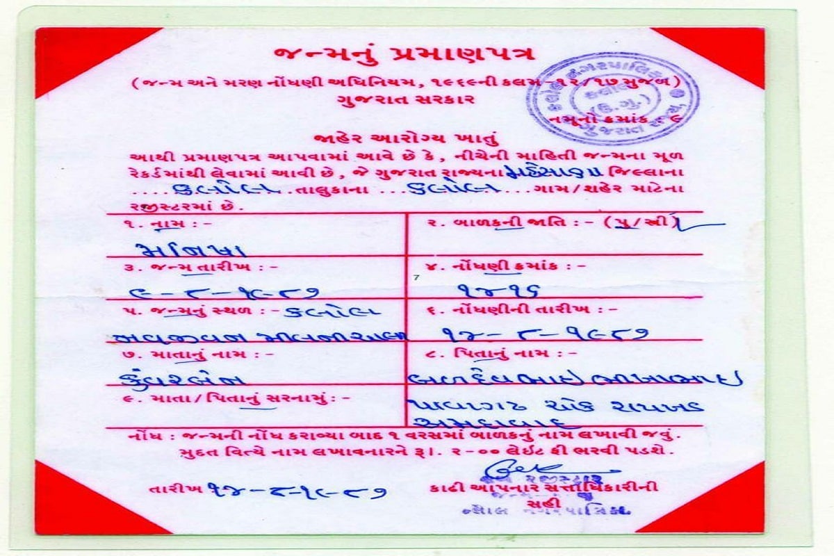 મહત્વપૂર્વ છે કે થોડા દિવસ પહેલા યુથ કોંગ્રેસ બેઠકમાં ઉંમર મુદ્દે યુથ કોંગ્રેસના નેતાઓ મારામારી સુધી આવી ગયા હતા. દિલ્હી રાષ્ટ્રીય યુથ કોંગ્રેસ દ્વારા યુથ કોંગ્રેસ માટે 18 થી 35 વર્ષની વય મર્યાદા નક્કી કરી છે. પરંતુ આ વખતે કોરોના પગલે એક વર્ષ ચૂંટણી પાછળ હોવાથી 36 વર્ષની ઉંમર મર્યાદા નક્કી કરાઇ છે. હજુ ચૂંટણી યોજવાની બાકી છે તે પહેલા જ ચૂંટણી ઉમેદવારની ઉંમરના પગલે વિવાદ ઉભો થયો છે. ત્યારે જોવાનું રહે છે આગળ શું કાર્યવાહી થાય છે. મહત્વપૂર્વ છે કે થોડા દિવસ પહેલા યુથ કોંગ્રેસ બેઠકમાં ઉંમર મુદ્દે યુથ કોંગ્રેસના નેતાઓ મારામારી સુધી આવી ગયા હતા. દિલ્હી રાષ્ટ્રીય યુથ કોંગ્રેસ દ્વારા યુથ કોંગ્રેસ માટે 18 થી 35 વર્ષની વય મર્યાદા નક્કી કરી છે. પરંતુ આ વખતે કોરોના પગલે એક વર્ષ ચૂંટણી પાછળ હોવાથી 36 વર્ષની ઉંમર મર્યાદા નક્કી કરાઇ છે. હજુ ચૂંટણી યોજવાની બાકી છે તે પહેલા જ ચૂંટણી ઉમેદવારની ઉંમરના પગલે વિવાદ ઉભો થયો છે. ત્યારે જોવાનું રહે છે આગળ શું કાર્યવાહી થાય છે.
