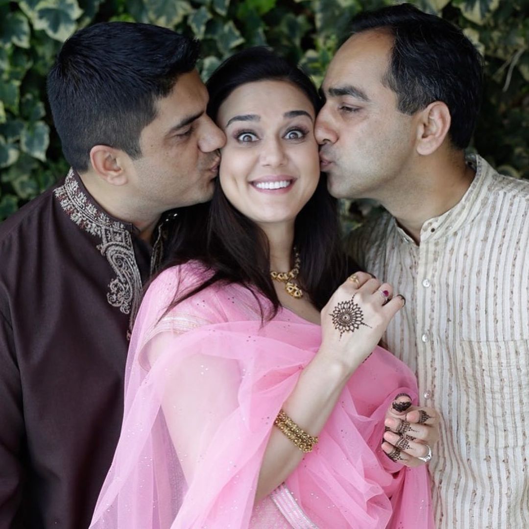 ઇન્સ્ટાગ્રામ પર પ્રીટિ ઝિન્ટા (Preity Zinta)એ તેનાં ભાઇઓની સાથે પ્રેમાળ તસવીરો પોસ્ટ કરી છે. તે પોસ્ટમાં કેપ્શનમાં લખે છે, 'આપ સૌને રક્ષાબંધન મુબારક હો. ભાઇઓ સાથે બાળપણ અને જીવન વિતાવવાથી વધુ પવિત્ર, મજેદાર,તકલીફદાયક કંઇનથી. હું આભારી છુ કે મારી પાસે બે ભાઇઓ છે. તેથી જ્યારે પણ એક સાથે લડુ તો બીજો મારી સાથે હોય છે. ' (PHOTO: Instagram/realpz) ઇન્સ્ટાગ્રામ પર પ્રીટિ ઝિન્ટા (Preity Zinta)એ તેનાં ભાઇઓની સાથે પ્રેમાળ તસવીરો પોસ્ટ કરી છે. તે પોસ્ટમાં કેપ્શનમાં લખે છે, 'આપ સૌને રક્ષાબંધન મુબારક હો. ભાઇઓ સાથે બાળપણ અને જીવન વિતાવવાથી વધુ પવિત્ર, મજેદાર,તકલીફદાયક કંઇનથી. હું આભારી છુ કે મારી પાસે બે ભાઇઓ છે. તેથી જ્યારે પણ એક સાથે લડુ તો બીજો મારી સાથે હોય છે. ' (PHOTO: Instagram/realpz)