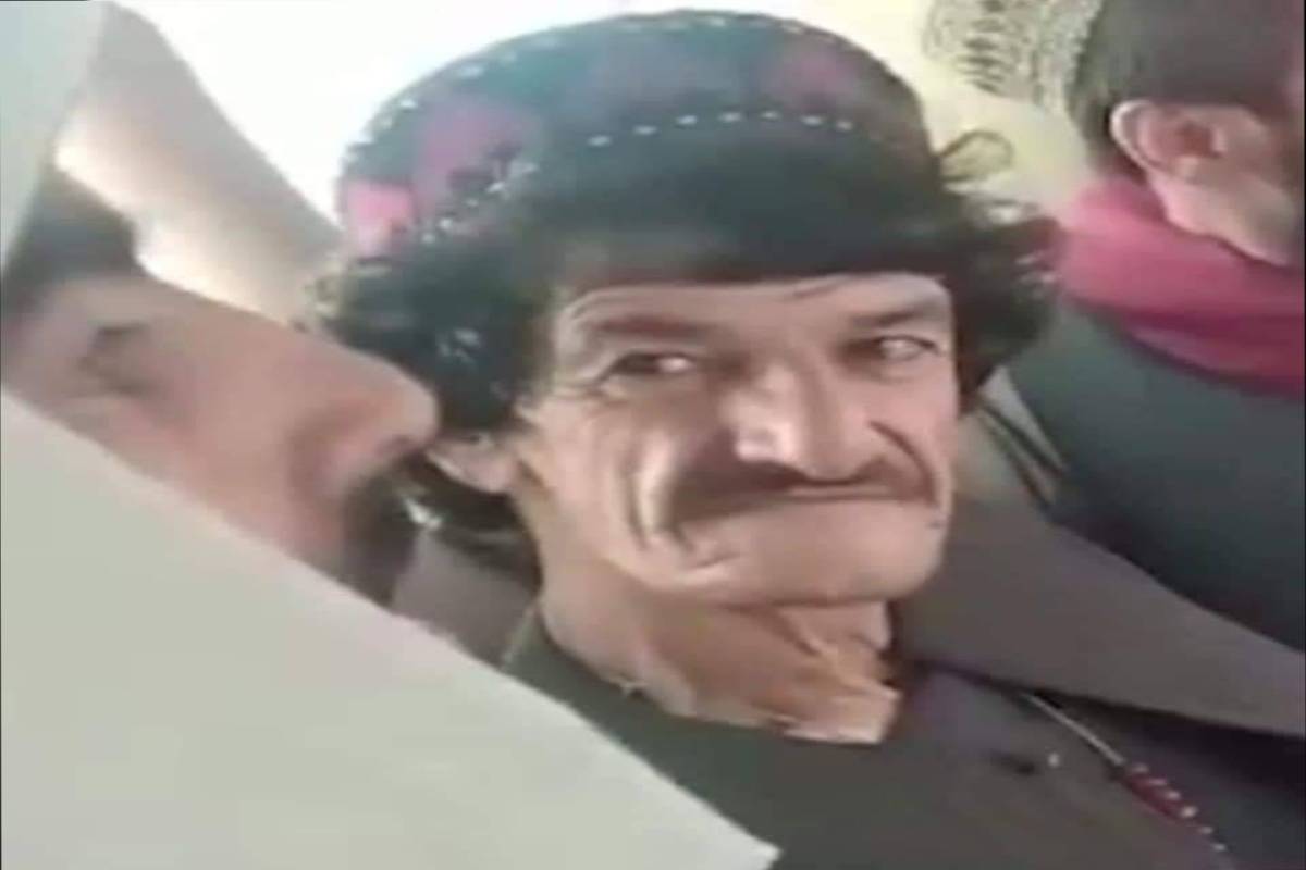 અફઘાનિસ્તાનનાં કમોડિયન (Afghani COmedian) નજર મોહમ્મદ (Nazar Mohammad)ને તાલિબાની યુવકો (Taliban Executed Nazar Mohammad)એ દેશ પર કબ્જો કરવાની સાથે જ મારી નાખ્યો હતો. અફઘાની લોકોને હસાવનારા આ કોમેડિયનનો અંતિમ વીડિયો હવે ઇન્ટરનેટ પર વાયરલ થઇ રહ્યો છે. તાલિબાની યુવકોનાં ચંગુલમાં ફસાયેલં નજર મોહમ્મદ (Nazar Mohammad Mocking Taliban Before Death) મોતનાં કલાકો પહેલાં જ તાલિબાની યુવકને જોક્સ સંભળાવતો નજર આવી રહ્યો છે. આ વીડિયો (Nazar Mohammad Last Video) લોકોની આંખો ભીની કરી જાય છે. અફઘાનિસ્તાનનાં કમોડિયન (Afghani COmedian) નજર મોહમ્મદ (Nazar Mohammad)ને તાલિબાની યુવકો (Taliban Executed Nazar Mohammad)એ દેશ પર કબ્જો કરવાની સાથે જ મારી નાખ્યો હતો. અફઘાની લોકોને હસાવનારા આ કોમેડિયનનો અંતિમ વીડિયો હવે ઇન્ટરનેટ પર વાયરલ થઇ રહ્યો છે. તાલિબાની યુવકોનાં ચંગુલમાં ફસાયેલં નજર મોહમ્મદ (Nazar Mohammad Mocking Taliban Before Death) મોતનાં કલાકો પહેલાં જ તાલિબાની યુવકને જોક્સ સંભળાવતો નજર આવી રહ્યો છે. આ વીડિયો (Nazar Mohammad Last Video) લોકોની આંખો ભીની કરી જાય છે.
