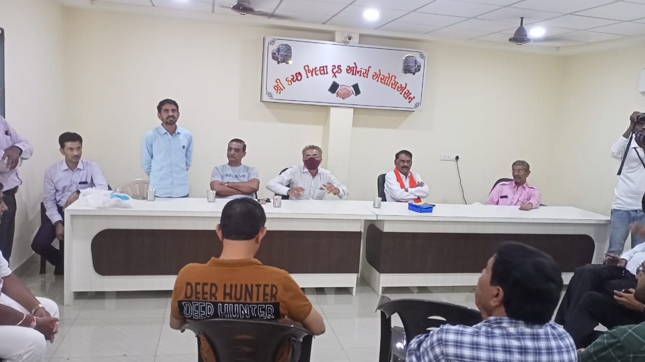 કચ્છ: પાંચ દિવસ બાદ ટ્રક એસોસિયેશનની જિસકા માલ ઉસિકા હમાલની માંગ સંતોષાઈ