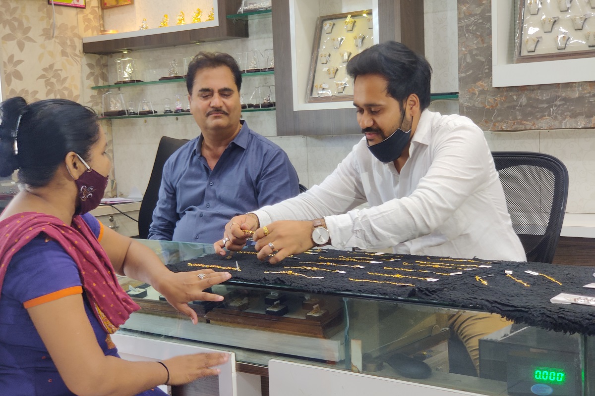  દિપીકા ખુમાણ, અમદાવાદ: સરકાર દ્વારા સોનાના દાગીના પર હોલમાર્કની (hallmark on gold jewellery) સિસ્ટમ લાગુ કરી ફરજીયાત એચયુઆઈડી (HUID) સિસ્ટમ લગાવવા કરેલા હુકમના કારણે ગુજરાત (Gujarat jewellers strike for GUID) સહિત દેશભરમાં સુવર્ણકારોએ સોમવારે હડતાળ પાડવામાં આવી હતી. જોકે, આ હડતાળ પહેલા અમદાવાદમાં જવેલર્સના (Ahmedabad Jwellers) વેપારીઓની  ધનતેરસ ઉજવાઈ ગઈ છે, સાંભળવામાં થોડી નવાઈ લાગશે પરંતુ અમદાવાદમાં રક્ષા બંધનના (Raksha Bandhan) તહેવારમાં સૌથી વધુ સોના ચાંદીની રાખડીનું (Gold silver Rakhi bussiness) વેચાણ થયું છે. આ વર્ષે અવનવી રાખડીઓ માર્કેટમાં મૂકીને અમદાવાદના વેપારીઓએ 300 કરોડનું વેચાણ કર્યું છે.
