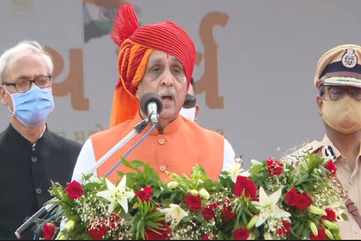 CM રૂપાણીએ ફરકાવ્યો તિરંગો, કહ્યુ, 'ગુજરાતની હરીફાઈ અન્ય રાજ્યો સાથે નહીં, વિશ્વ સાથે છે'