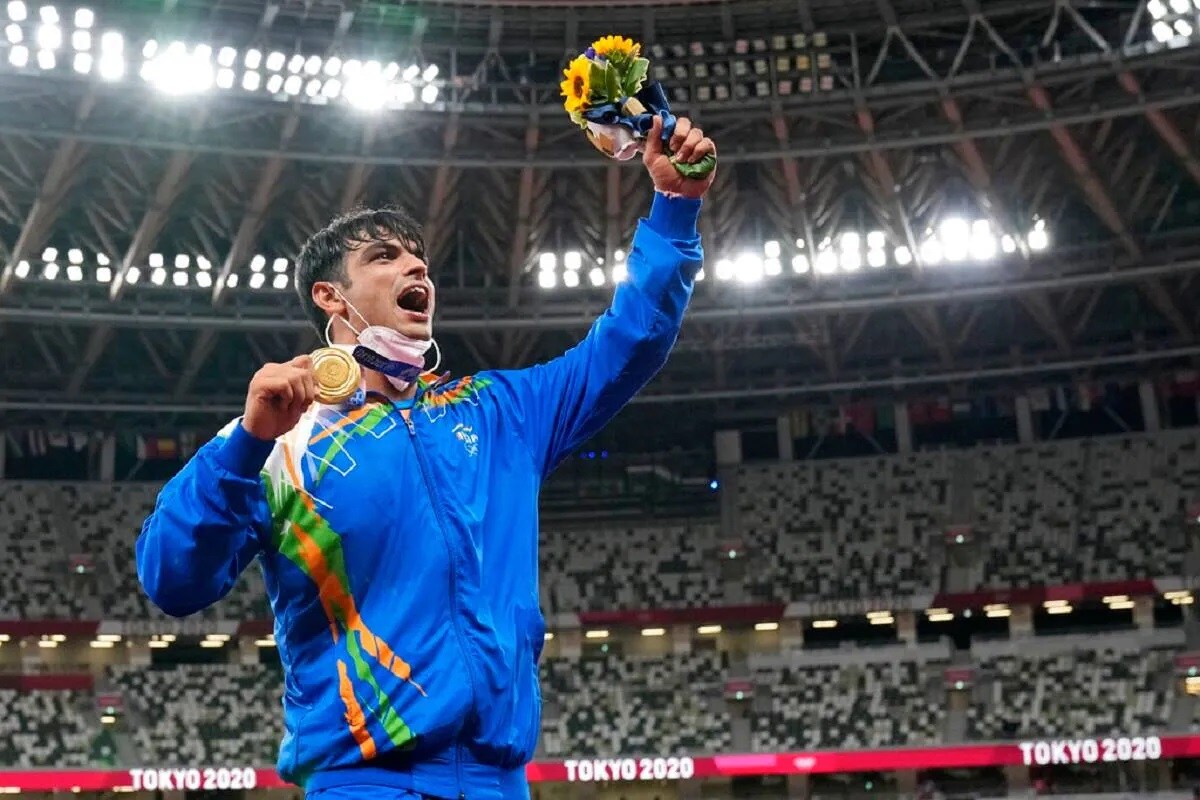 ભાલા ફેંક એથ્લેટ નીરજ ચોપડાએ (Neeraj Chopra wins Gold)ઇતિહાસ રચતા દેશને ઓલિમ્પિકમાં એથ્લેટિક્સમાં પ્રથમ ગોલ્ડ મેડલ અપાવ્યો છે. હરિયાણાના રહેવાસી નીરજની જીત પછી જ્યારે ભારતનું રાષ્ટ્રગાન વાગ્યું તો કરોડો દેશવાસીઓ ભાવુક થઇ ગયા હતા. (AP) ભાલા ફેંક એથ્લેટ નીરજ ચોપડાએ (Neeraj Chopra wins Gold)ઇતિહાસ રચતા દેશને ઓલિમ્પિકમાં એથ્લેટિક્સમાં પ્રથમ ગોલ્ડ મેડલ અપાવ્યો છે. હરિયાણાના રહેવાસી નીરજની જીત પછી જ્યારે ભારતનું રાષ્ટ્રગાન વાગ્યું તો કરોડો દેશવાસીઓ ભાવુક થઇ ગયા હતા. (AP)