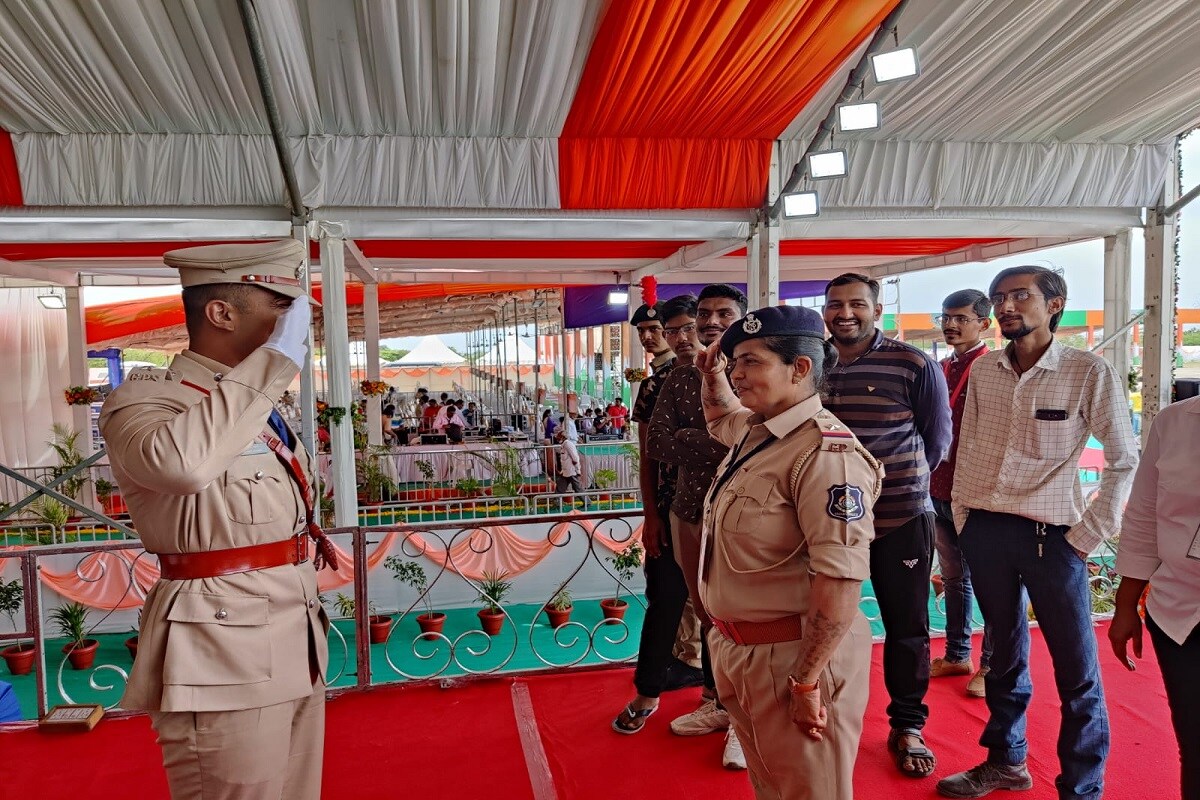 જૂનાગઢ : એએસઆઈ તરીકે ફરજ બજાવતા માતાએ Dysp પુત્ર વિશાલ રબારીને સેલ્યૂટ મારી