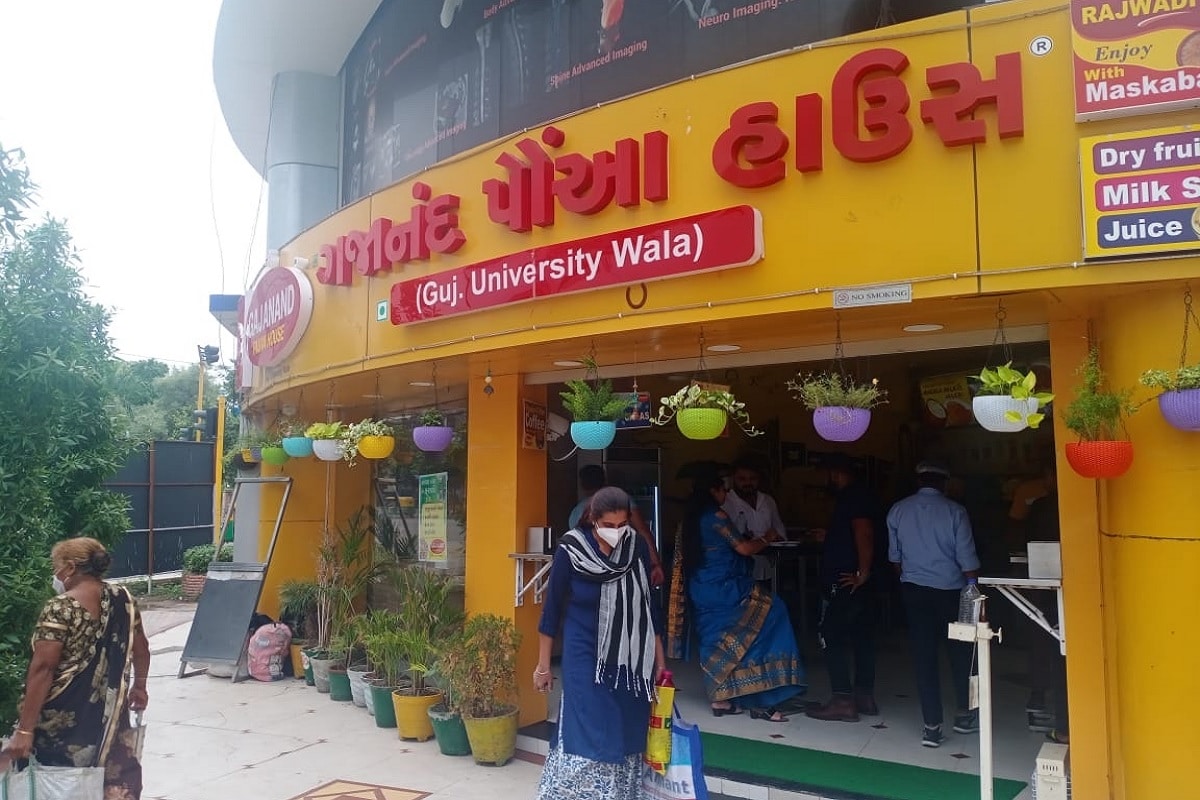 પૌવામા ઇયળનો ભોગ બનનાર અભિષેક શાહે જણાવ્યુ હતુ કે અમારો ટ્રાવેલીગનો બિઝનેશ છે . જેથી સવારે અથવા મોડી રાત્રે અહીં ચા નાસ્તો કરવા માટે આવીએ છીએ . પરંતુ આજે સવારે પાંચ કલાકે જ્યારે અહીં પૌંવાનો ઓડર આપ્યો હતા . જ્યાર પૌંવા ખાવાની શરૂઆત કરી ત્યારે પૌવાના બાઉલમા પીળા કલરની ઇયળ (Yellow colored caterpillar) જોઇ ચોકી ઉઠ્યા હતા. આ અંગે માલિક સાથે વાત કરી પરંતુ તેઓ દ્વારા ઉદ્ધતિય વર્તન કરવામાં આવ્યું હતુ. એક તરફ આરોગ્ય સાથે ચેડા કર્યા માફિ માંગવાના બદલે ધમકાવવાની સ્થિતિ ઉભી થઇ હતી પૌવામા ઇયળનો ભોગ બનનાર અભિષેક શાહે જણાવ્યુ હતુ કે અમારો ટ્રાવેલીગનો બિઝનેશ છે . જેથી સવારે અથવા મોડી રાત્રે અહીં ચા નાસ્તો કરવા માટે આવીએ છીએ . પરંતુ આજે સવારે પાંચ કલાકે જ્યારે અહીં પૌંવાનો ઓડર આપ્યો હતા . જ્યાર પૌંવા ખાવાની શરૂઆત કરી ત્યારે પૌવાના બાઉલમા પીળા કલરની ઇયળ (Yellow colored caterpillar) જોઇ ચોકી ઉઠ્યા હતા. આ અંગે માલિક સાથે વાત કરી પરંતુ તેઓ દ્વારા ઉદ્ધતિય વર્તન કરવામાં આવ્યું હતુ. એક તરફ આરોગ્ય સાથે ચેડા કર્યા માફિ માંગવાના બદલે ધમકાવવાની સ્થિતિ ઉભી થઇ હતી