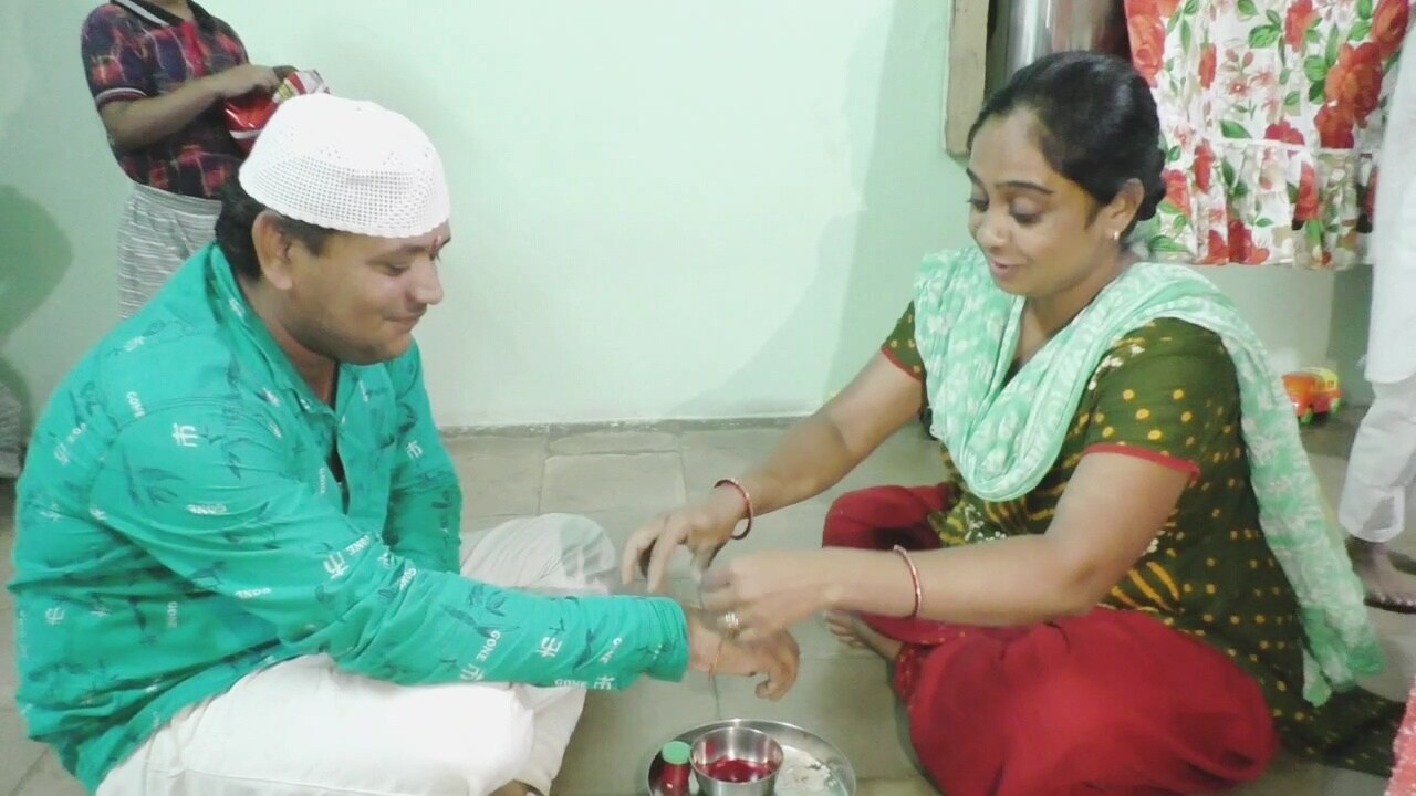 આજે શ્રાવણી પૂર્ણિમા છે ત્યારે રક્ષાબંધનના પાવન પર્વે પરિવારના મોટાથી માંડીને નાના બાળકો ભાઈ-બહેનના પવિત્ર પર્વ નિમિત્તે મુસ્લિમ પરિવારના ભાઈએ બહેન પાસેથી રાખડી બંધાવી આ પર્વે અનેરૂ ઉદાહરણ પૂરું પાડ્યું છે. આજે શ્રાવણી પૂર્ણિમા છે ત્યારે રક્ષાબંધનના પાવન પર્વે પરિવારના મોટાથી માંડીને નાના બાળકો ભાઈ-બહેનના પવિત્ર પર્વ નિમિત્તે મુસ્લિમ પરિવારના ભાઈએ બહેન પાસેથી રાખડી બંધાવી આ પર્વે અનેરૂ ઉદાહરણ પૂરું પાડ્યું છે.
