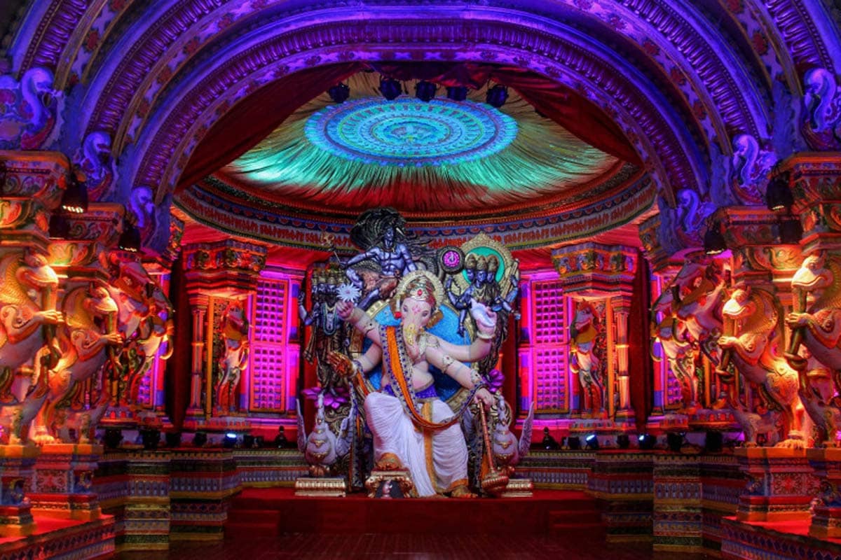 મુંબઈ. દક્ષિણ મુંબઈ (Southern Mumbai)માં આ વખતે ફરી ‘લાલબાગચા રાજા’ (Lalbaugcha Raja) બિરાજશે. 93 વર્ષ જૂના આ ગણેશોત્સવ (Ganeshotsav) આયોજનને આ વર્ષે કોવિડ-19 મહામારી (Covid-19)ને ધ્યાનમાં લેતા તમામ નિયમોની સાથે આયોજિત કરવામાં આવશે. ગયા વર્ષે મુંબઈમાં કોરોના વાયરસ સંક્રમણની સ્થિતિ ઘણી ચિંતાજનક હતી. સંક્રમણના કેસો મોટી સંખ્યામાં આવી રહ્યા હતા. એવામાં ગયા વર્ષે મુંબઈ (Mumbai)માં ‘લાલબાગચા રાજા’ના ગણેશોત્સવને બદલે બ્લડ અને પ્લાઝમા ડોનેશન કેમ્પનું આયોજન કરવામાં આવ્યું હતું. (ફાઇલ તસવીર- PTI) મુંબઈ. દક્ષિણ મુંબઈ (Southern Mumbai)માં આ વખતે ફરી ‘લાલબાગચા રાજા’ (Lalbaugcha Raja) બિરાજશે. 93 વર્ષ જૂના આ ગણેશોત્સવ (Ganeshotsav) આયોજનને આ વર્ષે કોવિડ-19 મહામારી (Covid-19)ને ધ્યાનમાં લેતા તમામ નિયમોની સાથે આયોજિત કરવામાં આવશે. ગયા વર્ષે મુંબઈમાં કોરોના વાયરસ સંક્રમણની સ્થિતિ ઘણી ચિંતાજનક હતી. સંક્રમણના કેસો મોટી સંખ્યામાં આવી રહ્યા હતા. એવામાં ગયા વર્ષે મુંબઈ (Mumbai)માં ‘લાલબાગચા રાજા’ના ગણેશોત્સવને બદલે બ્લડ અને પ્લાઝમા ડોનેશન કેમ્પનું આયોજન કરવામાં આવ્યું હતું. (ફાઇલ તસવીર- PTI)