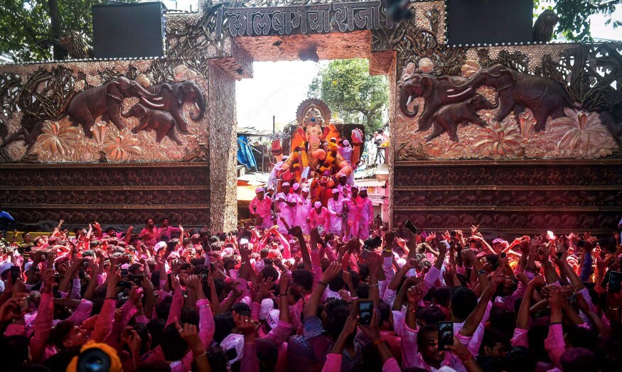 દર વર્ષે ગણેશોત્સવ દરમિયાન લાલબાગચા રાજાની 15 ફુટથી મોટી મૂર્તિનું સ્થાપન કરવામાં આવે છે અને આ દરમિયાન દિગ્ગજ હસ્તીઓ ભગવાન ગણેશના દર્શન કરવા માટે ત્યાં આવે છે. ભગવાન ગણેશને આ દરમિયાન મોટી સંખ્યામાં દાન મળે છે. તેમાં સોનું અને ચાંદી જેવી મૂલ્યવાન ચીજો પણ હોય છે. દર વર્ષે પંડાલમાં 80 હજારથી લઈને એક લાખ ભક્ત આવતા હોય છે. (ફાઇલ તસવીર- PTI) દર વર્ષે ગણેશોત્સવ દરમિયાન લાલબાગચા રાજાની 15 ફુટથી મોટી મૂર્તિનું સ્થાપન કરવામાં આવે છે અને આ દરમિયાન દિગ્ગજ હસ્તીઓ ભગવાન ગણેશના દર્શન કરવા માટે ત્યાં આવે છે. ભગવાન ગણેશને આ દરમિયાન મોટી સંખ્યામાં દાન મળે છે. તેમાં સોનું અને ચાંદી જેવી મૂલ્યવાન ચીજો પણ હોય છે. દર વર્ષે પંડાલમાં 80 હજારથી લઈને એક લાખ ભક્ત આવતા હોય છે. (ફાઇલ તસવીર- PTI)