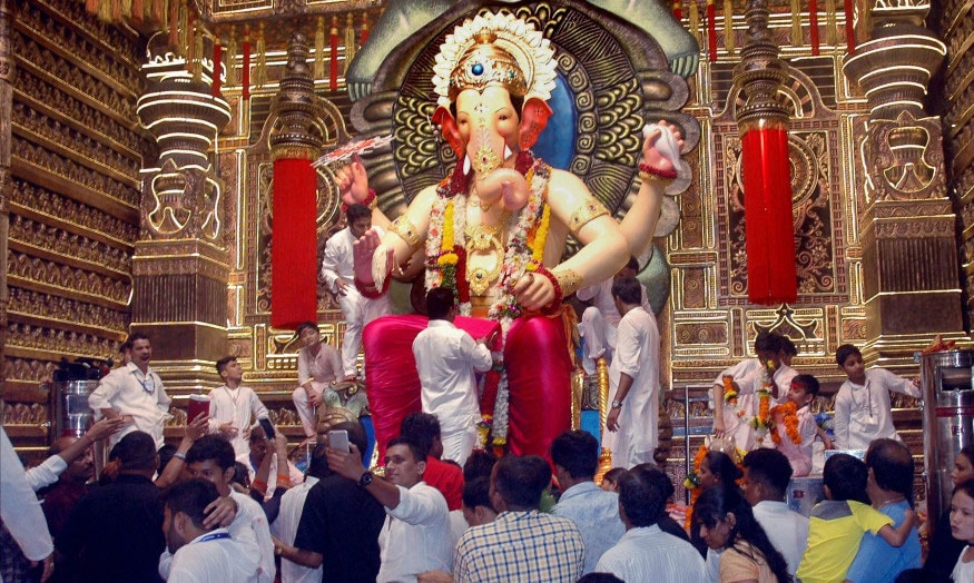ગયા વર્ષે મહારાષ્ટ્રના મુખ્યમંત્રી ઉદ્ધવ ઠાકરે (Uddhav Thackeray)એ નાના પાયે ગણપતિ સમારોહનું આયોજન કરવાનું આહવાન કર્યું હતું અને મંડલોને સામાજિક કાર્યક્રમ શરૂ કરવાનો આગ્રહ કર્યો હતો. આ વર્ષે 10 દિવસનો મહોત્સવ 22 ઓગસ્ટથી શરૂ થઈ રહ્યો છે. સમીક્ષા બેઠક કર્યા બાદ ઉદ્ધવ ઠાકરેએ કહ્યું હતું કે કોરોના વાયરસનો ખતરો ટળ્યો નથી. તેથી તહેવારને ભવ્યતાની સાથે ઉજવવો શક્ય નહીં હોય. તેમણે કહ્યું હતું કે કોઈ ભીડ કે સરઘસ નહીં યોજાય. (ફાઇલ તસવીર- PTI) ગયા વર્ષે મહારાષ્ટ્રના મુખ્યમંત્રી ઉદ્ધવ ઠાકરે (Uddhav Thackeray)એ નાના પાયે ગણપતિ સમારોહનું આયોજન કરવાનું આહવાન કર્યું હતું અને મંડલોને સામાજિક કાર્યક્રમ શરૂ કરવાનો આગ્રહ કર્યો હતો. આ વર્ષે 10 દિવસનો મહોત્સવ 22 ઓગસ્ટથી શરૂ થઈ રહ્યો છે. સમીક્ષા બેઠક કર્યા બાદ ઉદ્ધવ ઠાકરેએ કહ્યું હતું કે કોરોના વાયરસનો ખતરો ટળ્યો નથી. તેથી તહેવારને ભવ્યતાની સાથે ઉજવવો શક્ય નહીં હોય. તેમણે કહ્યું હતું કે કોઈ ભીડ કે સરઘસ નહીં યોજાય. (ફાઇલ તસવીર- PTI)