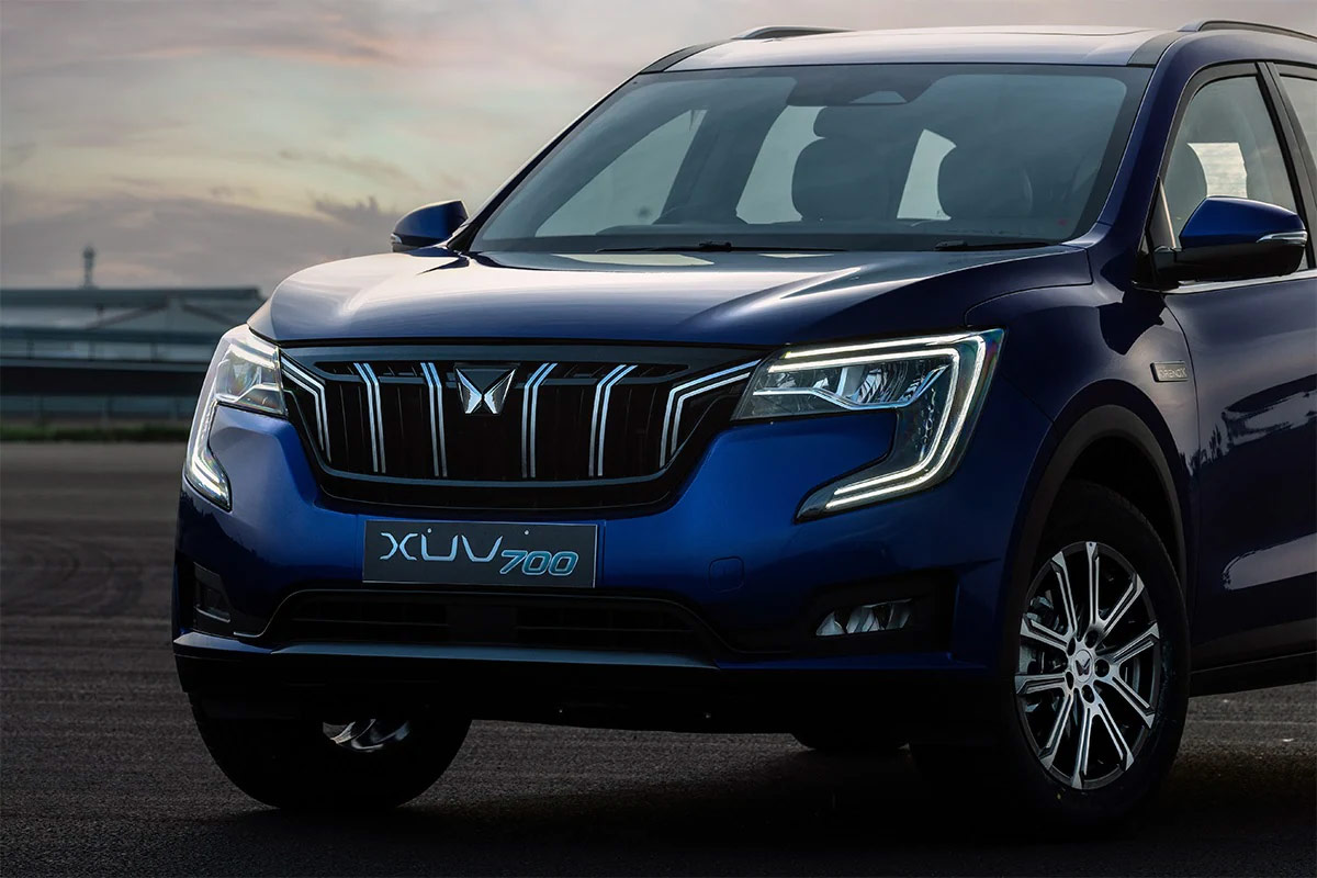  Mahindra XUV700 આ વર્ષની સૌથી બહુપ્રતીક્ષિત SUV છે, જેને લોન્ચ કરી દેવામાં આવી છે. Mahindra &amp; Mahindraએ આ એસયૂવીને ત્રણ વેરિયન્ટ MX, AX3 અને AX5માં લોન્ચ કર્યા છે. જેના એન્ટ્રી લેવલ MX વેરિયન્ટના પેટ્રોલ એન્જિનની કિંમત 11 લાખ 99 હજાર રૂપિયા અને તેના ડીઝલ એન્જિનની કિંમત 12 લાખ 49 હજાર રૂપિયા રાખવામાં આવી છે. (Photo: Mahindra)