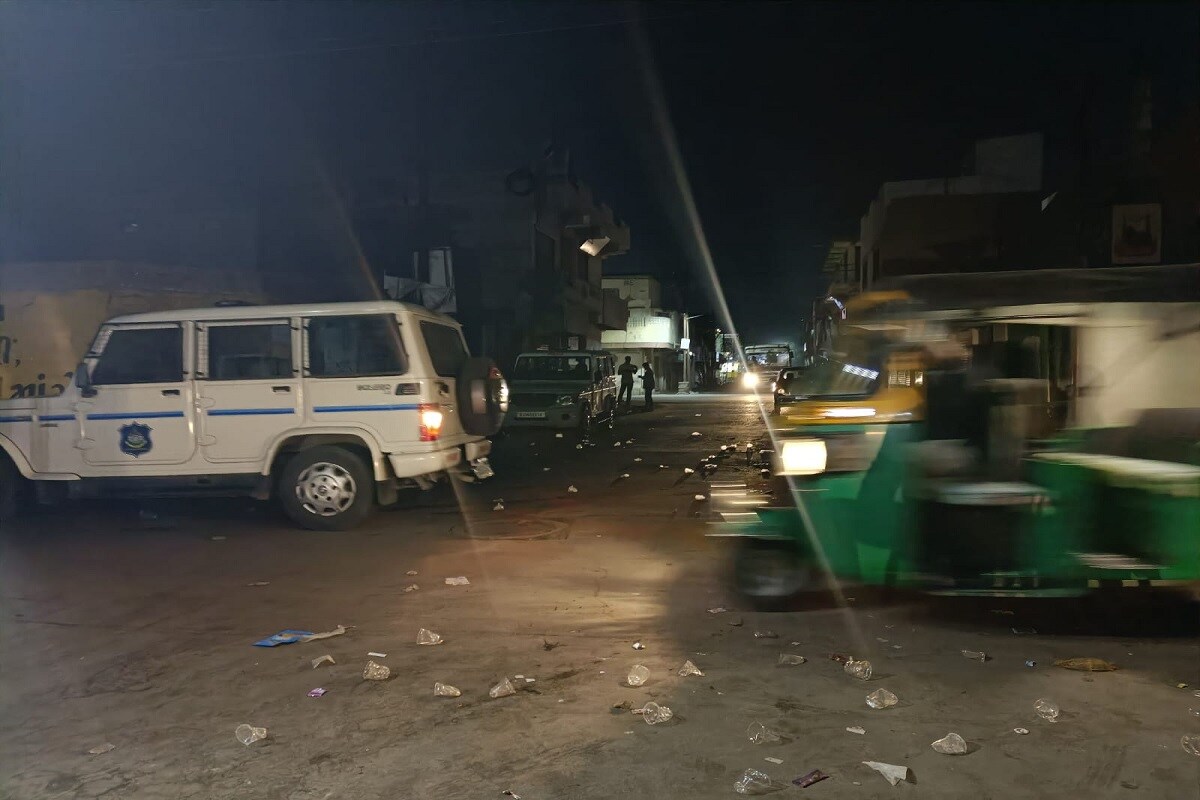 આ ઉપરાંત રાજકોટ શહેરમાં (Rajkot city) વધુ એક વખત ચોંકાવનારો કિસ્સો સામે આવ્યો છે. જે કિસ્સામાં પુત્રીનુ પ્રેમી દ્વારા બીજી વખત અપહરણ (kidnapping) કરવામાં આવે તે પહેલાં ભૂવા પાસે દાણા નંખાવી હત્યાનું કાવતરું રચ્યું હતું. ત્યારે કાવતરું રચ્યા બાદ ભૂવા સાથે મળી પુત્રીના પ્રેમીને રહેંસી (daughter boyfriend) નાખ્યો હોવાનું સામે આવ્યું છે. ત્યારે રાજકોટ ક્રાઇમ બ્રાન્ચ દ્વારા હત્યા કરનારા પિતા એન ભૂવાને ઝડપી પાડવામાં આવ્યો હોવાનું સામે આવ્યું છે. આ ઉપરાંત રાજકોટ શહેરમાં (Rajkot city) વધુ એક વખત ચોંકાવનારો કિસ્સો સામે આવ્યો છે. જે કિસ્સામાં પુત્રીનુ પ્રેમી દ્વારા બીજી વખત અપહરણ (kidnapping) કરવામાં આવે તે પહેલાં ભૂવા પાસે દાણા નંખાવી હત્યાનું કાવતરું રચ્યું હતું. ત્યારે કાવતરું રચ્યા બાદ ભૂવા સાથે મળી પુત્રીના પ્રેમીને રહેંસી (daughter boyfriend) નાખ્યો હોવાનું સામે આવ્યું છે. ત્યારે રાજકોટ ક્રાઇમ બ્રાન્ચ દ્વારા હત્યા કરનારા પિતા એન ભૂવાને ઝડપી પાડવામાં આવ્યો હોવાનું સામે આવ્યું છે.