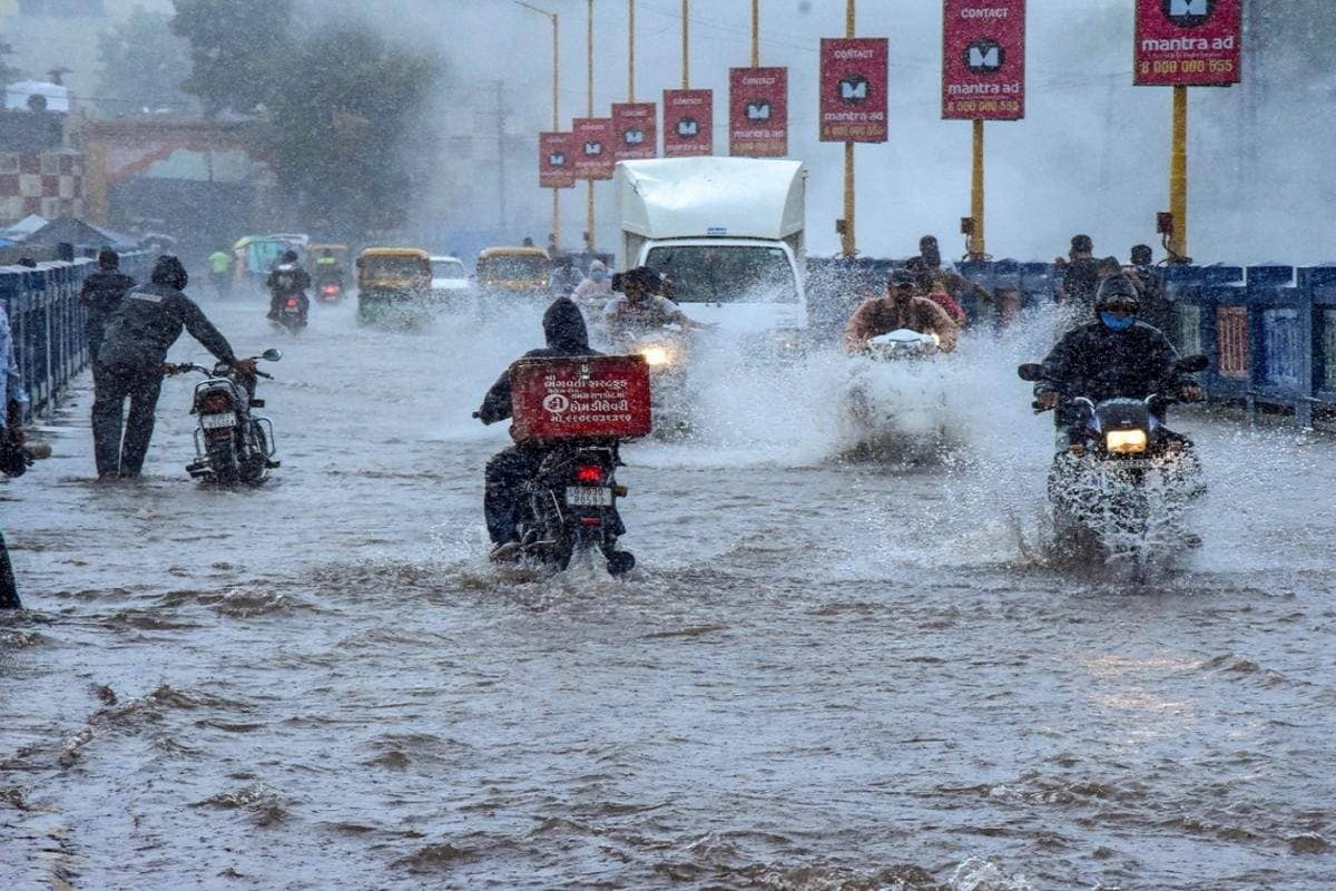  અમદાવાદ : ગુજરાતમાં આગામી બે દિવસમાં વરસાદની સારી સંભાવના વ્યક્ત કરવામાં આવી છે. ભારતીય હવામાન વિભાગની આગાહી મુજબ તા. 19 ઓગસ્ટ અને 20 ઓગસ્ટે ગુજરાતમાં ભારે, મધ્યમ અને હળવો વરસાદ રહી શકે છે. આ સાથે કહેવામાં આવ્યું છે કે, દક્ષિણ ગુજરાતમાં આ તારીખોમાં બારે વરસાદ પડી શકે છે. તો જોઈએ આગાહી પ્રમાણે કયા જિલ્લામાં કેવો વરસાદ પડી શકે છે.