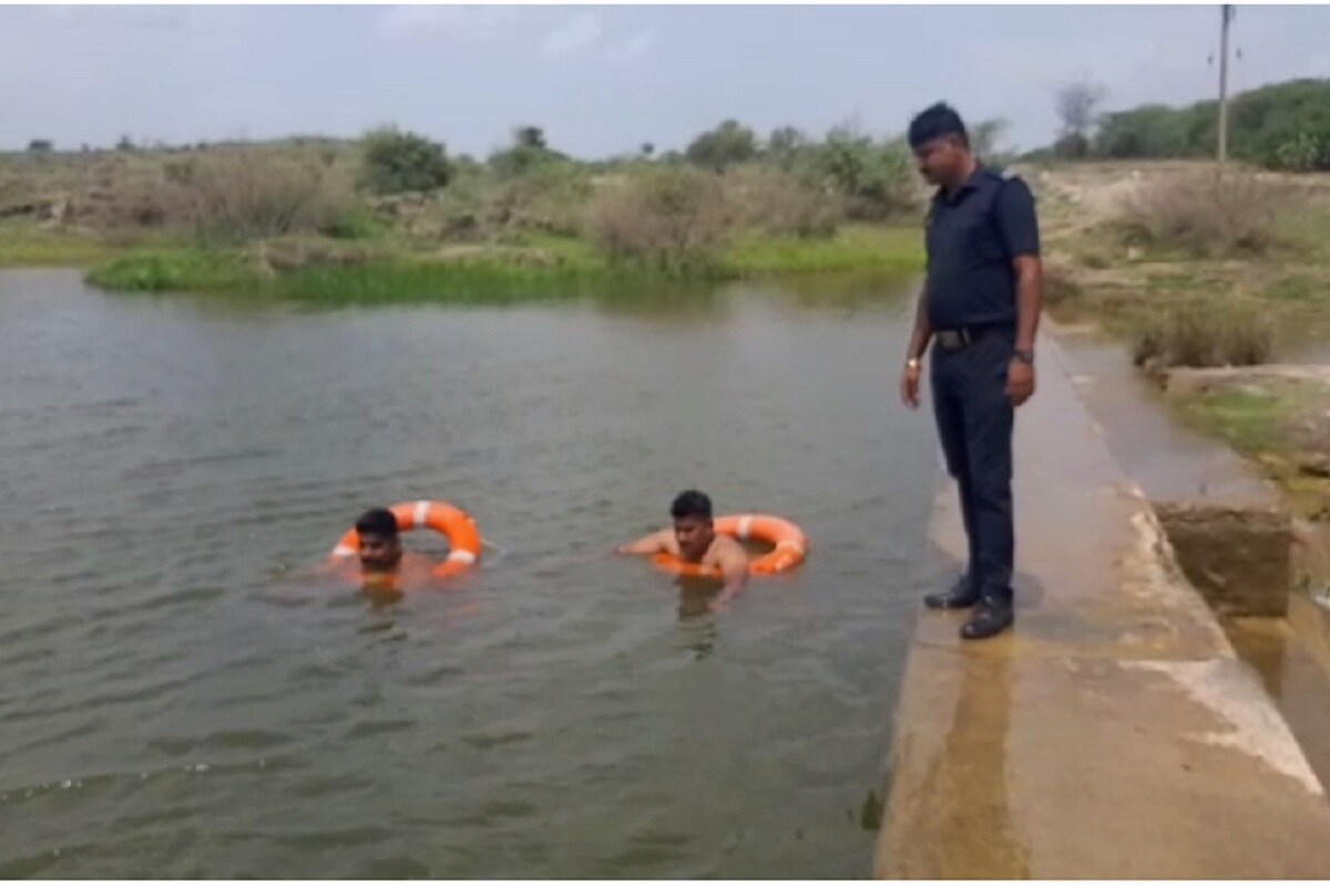 અંકિત પોપટ, રાજકોટ: શહેર તેમજ જિલ્લામાં છેલ્લા એક સપ્તાહમાં પાણીમાં ડૂબી જવાના કારણે ચાર વ્યક્તિઓના મોત નિપજ્યા છે. ત્યારે રાજકોટ જિલ્લાના લોધિકા તાલુકાના ખીરસરા પાસે આવેલી વારસીયા વાડીના ચેકડેમમાં ન્હાવા પડેલા બે યુવાનોના મોત નિપજ્યા હોવાનું સામે આવ્યું છે. આ બંને યુવાનો પીડીયુ મેડિકલ કોલેજનાં વિદ્યાર્થીઓ છે. યુવાનો ડૂબ્યા હોવાની જાણ સ્થાનિકોએ ફાયર બ્રિગેડ તેમજ પોલીસને કરતા તાત્કાલિક અસરથી ફાયરબ્રિગેડનો કાફલો અને રાજકોટ ગ્રામ્ય પોલીસના જવાનો ઘટના સ્થળ પર પહોંચ્યા હતા. અંકિત પોપટ, રાજકોટ: શહેર તેમજ જિલ્લામાં છેલ્લા એક સપ્તાહમાં પાણીમાં ડૂબી જવાના કારણે ચાર વ્યક્તિઓના મોત નિપજ્યા છે. ત્યારે રાજકોટ જિલ્લાના લોધિકા તાલુકાના ખીરસરા પાસે આવેલી વારસીયા વાડીના ચેકડેમમાં ન્હાવા પડેલા બે યુવાનોના મોત નિપજ્યા હોવાનું સામે આવ્યું છે. આ બંને યુવાનો પીડીયુ મેડિકલ કોલેજનાં વિદ્યાર્થીઓ છે. યુવાનો ડૂબ્યા હોવાની જાણ સ્થાનિકોએ ફાયર બ્રિગેડ તેમજ પોલીસને કરતા તાત્કાલિક અસરથી ફાયરબ્રિગેડનો કાફલો અને રાજકોટ ગ્રામ્ય પોલીસના જવાનો ઘટના સ્થળ પર પહોંચ્યા હતા.