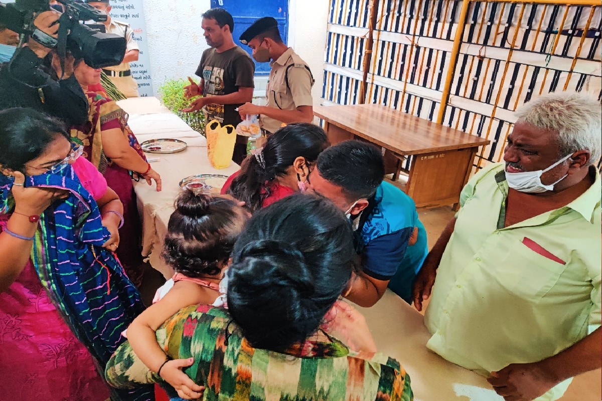 Raksha Bandhan in Sabarmati Jail - હર્મેશ સુખડિયા અમદાવાદ : અમદાવાદ: બે વર્ષ બાદ અમદાવાદની (Ahmedabad) સાબરમતી મધ્યસ્થ જેલ (Sabarmati Jail) ખાતે રક્ષાબંધનની (Rakshabandhan) ઉજવણી કરવામાં આવી. ગત વર્ષે રક્ષાબંધનને કોરોના (Coronavirus) નું ગ્રહણ લાગ્યું હતું. જેથી જેલમાં ઉજવણી શક્ય બની નહોતી. પરંતુ હવે કોરોના ના કેસોમાં ઘટાડો થતાં સરકારી ગાઇડલાઇન મુજબ જેલમાં પણ રક્ષાબંધનની ઉજવણી શક્ય બની છે. જોકે ઉજવણી દરમિયાન કેદીઓ (Prisoners of Sabarmati Jail) અને તેમની બહેનો (Sister) ભાવુક થયા હતા. અનેક દિવસો બાદ બહેન તેમના ભાઈ ને રક્ષા બંધનના દિવસે મળતા જેલમાં ભાવુક દ્રશ્યો (Emotion Photos of Sabarmati Jail) સર્જાયા હતા. ભાઈ બહેનોએ એકબીજાની લાગણી એકબીજા સાથે શેર કરી હતી અને જેલ તંત્રના યોગ્ય આયોજનથી અધિકારીઓનો આભાર માન્યો હતો. Raksha Bandhan in Sabarmati Jail - હર્મેશ સુખડિયા અમદાવાદ : અમદાવાદ: બે વર્ષ બાદ અમદાવાદની (Ahmedabad) સાબરમતી મધ્યસ્થ જેલ (Sabarmati Jail) ખાતે રક્ષાબંધનની (Rakshabandhan) ઉજવણી કરવામાં આવી. ગત વર્ષે રક્ષાબંધનને કોરોના (Coronavirus) નું ગ્રહણ લાગ્યું હતું. જેથી જેલમાં ઉજવણી શક્ય બની નહોતી. પરંતુ હવે કોરોના ના કેસોમાં ઘટાડો થતાં સરકારી ગાઇડલાઇન મુજબ જેલમાં પણ રક્ષાબંધનની ઉજવણી શક્ય બની છે. જોકે ઉજવણી દરમિયાન કેદીઓ (Prisoners of Sabarmati Jail) અને તેમની બહેનો (Sister) ભાવુક થયા હતા. અનેક દિવસો બાદ બહેન તેમના ભાઈ ને રક્ષા બંધનના દિવસે મળતા જેલમાં ભાવુક દ્રશ્યો (Emotion Photos of Sabarmati Jail) સર્જાયા હતા. ભાઈ બહેનોએ એકબીજાની લાગણી એકબીજા સાથે શેર કરી હતી અને જેલ તંત્રના યોગ્ય આયોજનથી અધિકારીઓનો આભાર માન્યો હતો.