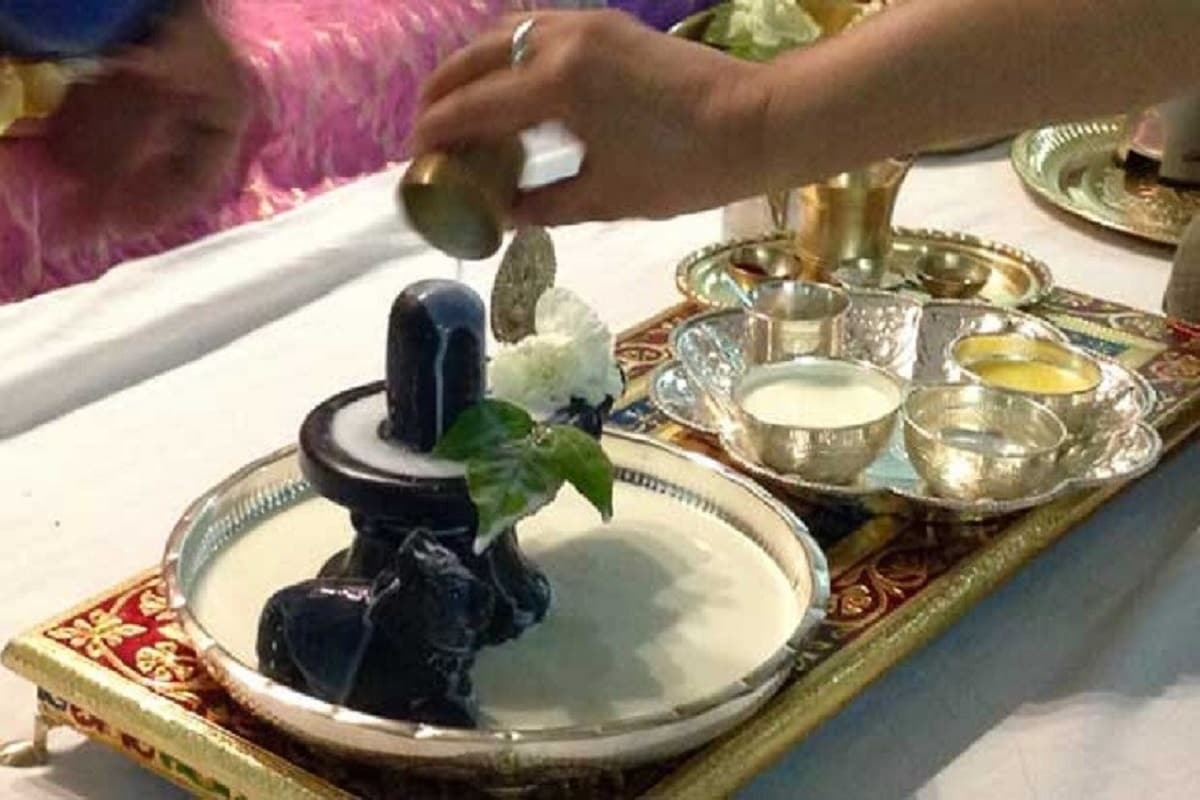 Dharm Bhakti : 9 ઓગસ્ટથી શ્રાવણ મહિનો (Shravan) શરૂ થવા જઈ રહ્યો છે. શ્રાવણ માસ (Shravan Mas)ને આપણા શાસ્ત્રોમાં પવિત્ર મહિનો માનવામાં આવે છે. તેમાં પણ શ્રાવણ મહિના (Shravan Month)ના સમોવારનું ખુબ જ માહત્મ્ય માનવામાં આવે છે. આ દિવસે શિવજી (God Shiva)ની પૂજા દરમિયાન ઘણી બાબતોનું વિશેષ ધ્યાન રાખવું જોઇએ, જેનાથી ન તો માત્ર શિવજીની આરાધના કરી શકાય પણ તેનું ફળ પણ સંપૂર્ણ મળે. શ્રાવણ મહિનાના સોમવારે શિવ ભક્તો પૂરા શ્રદ્ઘાભાવથી ઉપવાસ રાખે છે, આ દિવસે શિવ મંદિરોમાં ભક્તોની પણ ઘણી ભીડ જોવા મળે છે. જાણીએ, શિવપુરાણ અનુસાર, શિવજીની પૂજા કેવી રીતે કરવી. Dharm Bhakti : 9 ઓગસ્ટથી શ્રાવણ મહિનો (Shravan) શરૂ થવા જઈ રહ્યો છે. શ્રાવણ માસ (Shravan Mas)ને આપણા શાસ્ત્રોમાં પવિત્ર મહિનો માનવામાં આવે છે. તેમાં પણ શ્રાવણ મહિના (Shravan Month)ના સમોવારનું ખુબ જ માહત્મ્ય માનવામાં આવે છે. આ દિવસે શિવજી (God Shiva)ની પૂજા દરમિયાન ઘણી બાબતોનું વિશેષ ધ્યાન રાખવું જોઇએ, જેનાથી ન તો માત્ર શિવજીની આરાધના કરી શકાય પણ તેનું ફળ પણ સંપૂર્ણ મળે. શ્રાવણ મહિનાના સોમવારે શિવ ભક્તો પૂરા શ્રદ્ઘાભાવથી ઉપવાસ રાખે છે, આ દિવસે શિવ મંદિરોમાં ભક્તોની પણ ઘણી ભીડ જોવા મળે છે. જાણીએ, શિવપુરાણ અનુસાર, શિવજીની પૂજા કેવી રીતે કરવી.