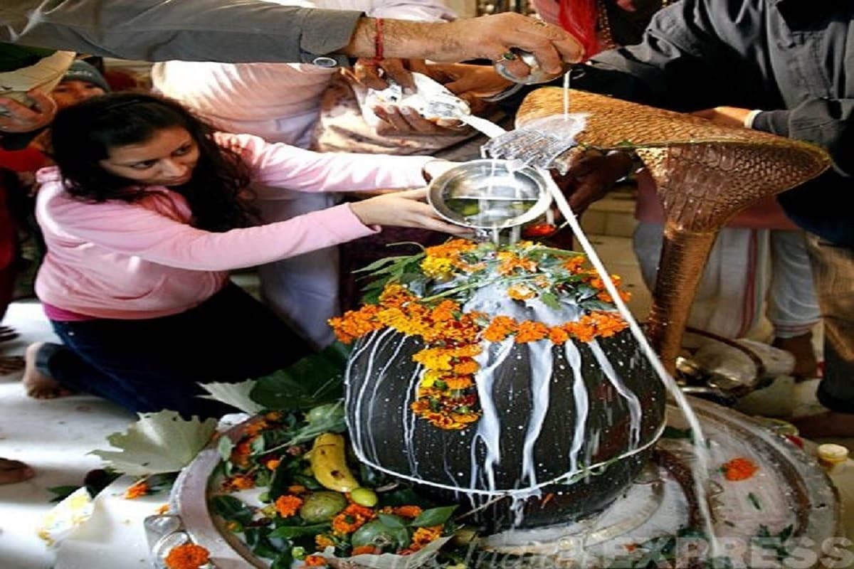 સંતાન પ્રાપ્તિ માટે- પતિ-પત્ની બંને મહાશિવરાત્રિ પર શિવલિંગ પર દૂધથી અભિષેક કરે છે તો સંતાન પ્રાપ્તિના આશીર્વાદ મળે છે. બ્રાહ્મણોની સાથે ગરીબ તથા જરૂરિયામંદોને પણ ભોજન કરાવો, એવું શિવપુરાણમાં કહેવામાં આવ્યુ છે. સંતાન પ્રાપ્તિ માટે- પતિ-પત્ની બંને મહાશિવરાત્રિ પર શિવલિંગ પર દૂધથી અભિષેક કરે છે તો સંતાન પ્રાપ્તિના આશીર્વાદ મળે છે. બ્રાહ્મણોની સાથે ગરીબ તથા જરૂરિયામંદોને પણ ભોજન કરાવો, એવું શિવપુરાણમાં કહેવામાં આવ્યુ છે.