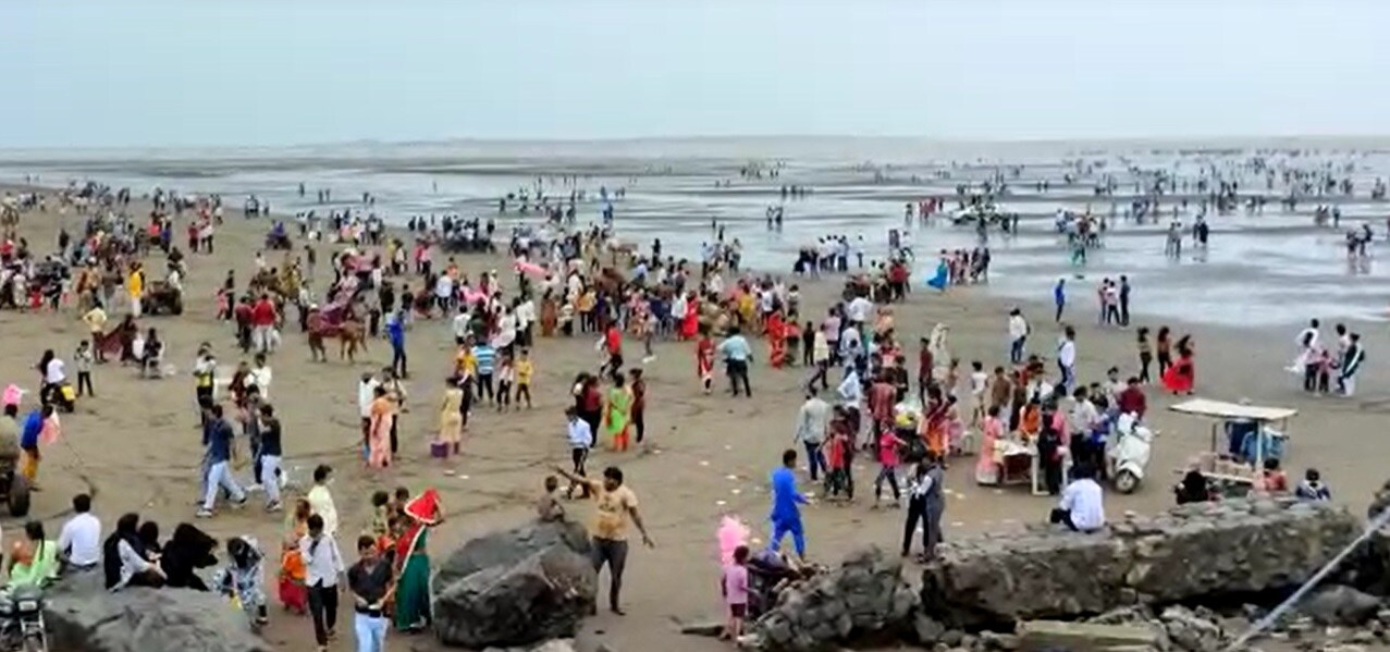 રવિવારની રજાને લઈને સુરતના સુરતીઓ પરિવાર સાથે સુરતના સુવાળી પર આવેલા ડુમ્મસ દરિયા તેના બીચ પર પહોંચ્યા હતા. મોટા પ્રમાણમાં લોકો ઉમટી પડતાં ચક્કાજામના દૃશ્યો જોવા મળ્યા હતા. જોકે બીજી બાજુ સુરત મહાનગરપાલિકાઍ વિવિધ કાર્યક્રમો જાહેર કર્યા છે. રવિવારની રજાને લઈને સુરતના સુરતીઓ પરિવાર સાથે સુરતના સુવાળી પર આવેલા ડુમ્મસ દરિયા તેના બીચ પર પહોંચ્યા હતા. મોટા પ્રમાણમાં લોકો ઉમટી પડતાં ચક્કાજામના દૃશ્યો જોવા મળ્યા હતા. જોકે બીજી બાજુ સુરત મહાનગરપાલિકાઍ વિવિધ કાર્યક્રમો જાહેર કર્યા છે.