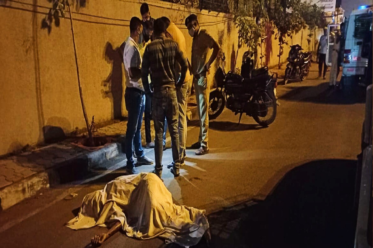 કિર્તેશ પટેલ, સુરત : સુરતમાં (Surat) વધુ એક હત્યાની (Murder) ઘટના સામે આવી છે. જેમાં હત્યાના ગુનામાં જેમાંથી જામીન પર મુક્ત થયેલા યુવકને મોતને ઘાટ ઉતારાયો હતો. ઉધના ફ્લાયઓવર (Udhna Flyover) બ્રિજની સામે છેડે યુવકની સરાજાહેર હત્યા કરી દેવાતા વિસ્તારમાં ચકચાર મચી ગઇ હતી. મર્ડર કેસમાં જેલમાંથી જામીન (Bail) પર મુક્ત થયેલા યુવકને પાંચ જેટલા અન્ય યુવકે મળીને ચપ્પુના ઘા (Stabbing) મારીને મોતને ઘાટ ઉતારી દીધો હતો. કિર્તેશ પટેલ, સુરત : સુરતમાં (Surat) વધુ એક હત્યાની (Murder) ઘટના સામે આવી છે. જેમાં હત્યાના ગુનામાં જેમાંથી જામીન પર મુક્ત થયેલા યુવકને મોતને ઘાટ ઉતારાયો હતો. ઉધના ફ્લાયઓવર (Udhna Flyover) બ્રિજની સામે છેડે યુવકની સરાજાહેર હત્યા કરી દેવાતા વિસ્તારમાં ચકચાર મચી ગઇ હતી. મર્ડર કેસમાં જેલમાંથી જામીન (Bail) પર મુક્ત થયેલા યુવકને પાંચ જેટલા અન્ય યુવકે મળીને ચપ્પુના ઘા (Stabbing) મારીને મોતને ઘાટ ઉતારી દીધો હતો.
