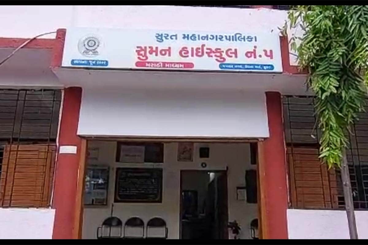આ સ્કૂલના તમામ વિદ્યાર્થીઓના કોરોના ટેસ્ટ કરવામાં આવી રહ્યા છે. આ જ રીતે તંત્ર તરફથી તબક્કાવાર અન્ય ખાનગી અને સરકારી શાળાઓના વિદ્યાર્થીઓના ટેસ્ટ કરવામાં આવશે. હાલ ધોરણ-10નો વિદ્યાર્થી પોઝિટિવ આવતા સ્કૂલ બંધ કરવામાં આવી છે. આ સ્કૂલના તમામ વિદ્યાર્થીઓના કોરોના ટેસ્ટ કરવામાં આવી રહ્યા છે. આ જ રીતે તંત્ર તરફથી તબક્કાવાર અન્ય ખાનગી અને સરકારી શાળાઓના વિદ્યાર્થીઓના ટેસ્ટ કરવામાં આવશે. હાલ ધોરણ-10નો વિદ્યાર્થી પોઝિટિવ આવતા સ્કૂલ બંધ કરવામાં આવી છે.