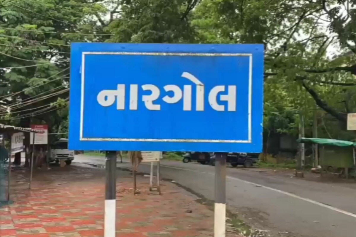 જેમાં પોલીસે મરીન પોલીસ સ્ટેશનના બાથરૂમમાં ફાંસો ખાઇ આપઘાત કરનાર આરોપીની લૂંટારૂ ગેંગના વધુ ત્રણ સાગરીતો પણ પોલીસે દબોચી લીધા છે. અને આ મામલે ફરાર આરોપીઓને ઝડપવા તમામ દિશામાં તપાસ જ કરી છે. મહત્વપૂર્ણ છે કે..વલસાડ જિલ્લા નો ઉમરગામ તાલુકો મહારાષ્ટ્ર ને અડી ને આવેલો છે. ભૂતકાળમાં વિવિધ ગેંગ દ્વારા રેલવે ,દરિયા અને રોડ માર્ગે ઉમરગામ ને પોતાનું નિશાન બનાવ્યું છે. જેમાં પોલીસે મરીન પોલીસ સ્ટેશનના બાથરૂમમાં ફાંસો ખાઇ આપઘાત કરનાર આરોપીની લૂંટારૂ ગેંગના વધુ ત્રણ સાગરીતો પણ પોલીસે દબોચી લીધા છે. અને આ મામલે ફરાર આરોપીઓને ઝડપવા તમામ દિશામાં તપાસ જ કરી છે. મહત્વપૂર્ણ છે કે..વલસાડ જિલ્લા નો ઉમરગામ તાલુકો મહારાષ્ટ્ર ને અડી ને આવેલો છે. ભૂતકાળમાં વિવિધ ગેંગ દ્વારા રેલવે ,દરિયા અને રોડ માર્ગે ઉમરગામ ને પોતાનું નિશાન બનાવ્યું છે.