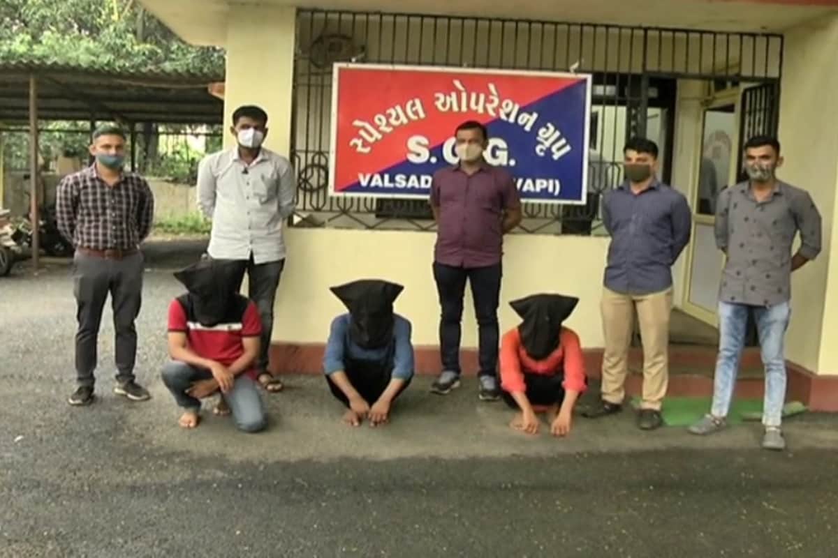 આથી પોલીસ ની ટીમો રાત્રી દરમિયાન આ વિસ્તારમાં સઘન પેટ્રોલિંગ કરે છે. ત્યારે આ વખતે 30 તારીખે એલ સી બી પોલીસ દ્વારા એક શંકાસ્પદ વાનને રોકીને સઘન પૂછપરછ કરે તે પહેલા જ આરોપીઓ ફરાર થઇ ગયો હતો. જોકે એક વાન ચાલક નીતિન ઉરાડે અને વિજય ચીમરા ઝડપાઇ ગયા હતા. બાદમાં ફરાર આરોપી ને ઝડપવા પોલીસે વિવિધ ટિમો બનાવી હતી. આથી પોલીસ ની ટીમો રાત્રી દરમિયાન આ વિસ્તારમાં સઘન પેટ્રોલિંગ કરે છે. ત્યારે આ વખતે 30 તારીખે એલ સી બી પોલીસ દ્વારા એક શંકાસ્પદ વાનને રોકીને સઘન પૂછપરછ કરે તે પહેલા જ આરોપીઓ ફરાર થઇ ગયો હતો. જોકે એક વાન ચાલક નીતિન ઉરાડે અને વિજય ચીમરા ઝડપાઇ ગયા હતા. બાદમાં ફરાર આરોપી ને ઝડપવા પોલીસે વિવિધ ટિમો બનાવી હતી.