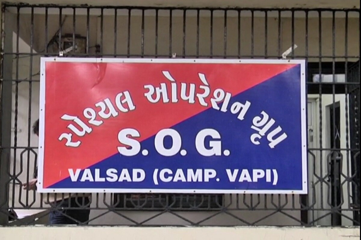 અંતે પોલીસે આ ગેંગના અન્ય 3 સાગરીતોને દબોચી લીધા છે. પોલીસ તપાસમાં બહાર આવ્યું છે. આ ગેંગ સરોંડા ગામ ના ગોવિંદ ભંડારી ના બાંગ્લા માં ધાડ કરવા ના ઇરાદે જ વાન લઇ ને નીકળયા હતા ..જોકે મોટા ગુન્હા ને અંજામ આપે તે પહેલા જ લોકલ ક્રાઇમ બ્રાન્ચ પોલીસ સાથે ભેટો થઇ જતા આખો ખેલ ઊંધો પડ્યો હતો. ઝડપાયેલ 3 આરોપી ની ઓળખ કરીયે તો 1)અસ્વિન ભંડારી ,રહેવાશી નારગોલ 2) શૈલેષ વાડિયા ઉર્ફે શૈલો રહેવાશી અંકલાશ ગામ 3)ઝિપરભાઈ સાપટા ,રહેવાશી બેડપા ગામ, દાદરા નગર હવેલી જેઓ આ ગેંગ ના સાતિર ખેલાડીઓ છે. અંતે પોલીસે આ ગેંગના અન્ય 3 સાગરીતોને દબોચી લીધા છે. પોલીસ તપાસમાં બહાર આવ્યું છે. આ ગેંગ સરોંડા ગામ ના ગોવિંદ ભંડારી ના બાંગ્લા માં ધાડ કરવા ના ઇરાદે જ વાન લઇ ને નીકળયા હતા ..જોકે મોટા ગુન્હા ને અંજામ આપે તે પહેલા જ લોકલ ક્રાઇમ બ્રાન્ચ પોલીસ સાથે ભેટો થઇ જતા આખો ખેલ ઊંધો પડ્યો હતો. ઝડપાયેલ 3 આરોપી ની ઓળખ કરીયે તો 1)અસ્વિન ભંડારી ,રહેવાશી નારગોલ 2) શૈલેષ વાડિયા ઉર્ફે શૈલો રહેવાશી અંકલાશ ગામ 3)ઝિપરભાઈ સાપટા ,રહેવાશી બેડપા ગામ, દાદરા નગર હવેલી જેઓ આ ગેંગ ના સાતિર ખેલાડીઓ છે.