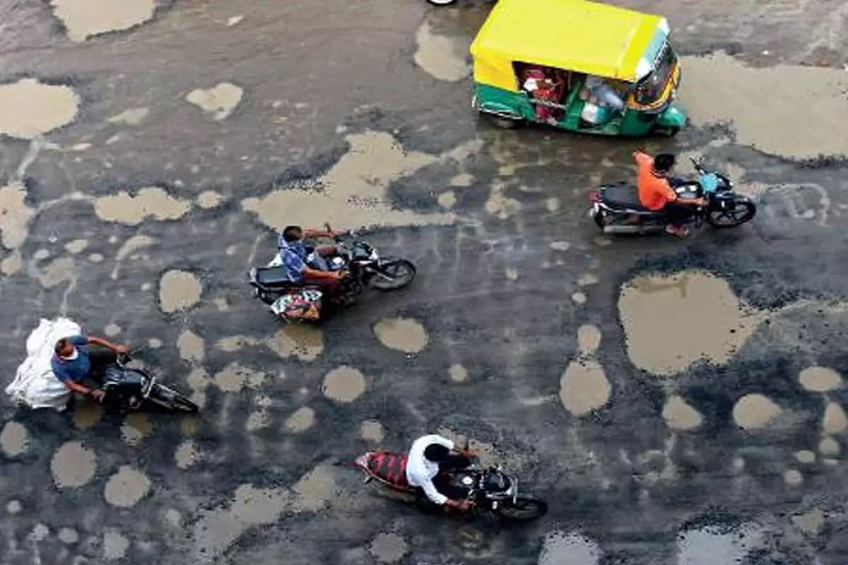 અમદાવાદ: સામાન્ય વરસાદ બાદ ઠેરઠેર ભૂવા- ખાડા, કોઇની તુટી કમર તો કોઇનાં  વધ્યા દુખાવા- pathole puntures on Ahmedabad Road very bad condition see  News 18 Special Report – News18 Gujarati