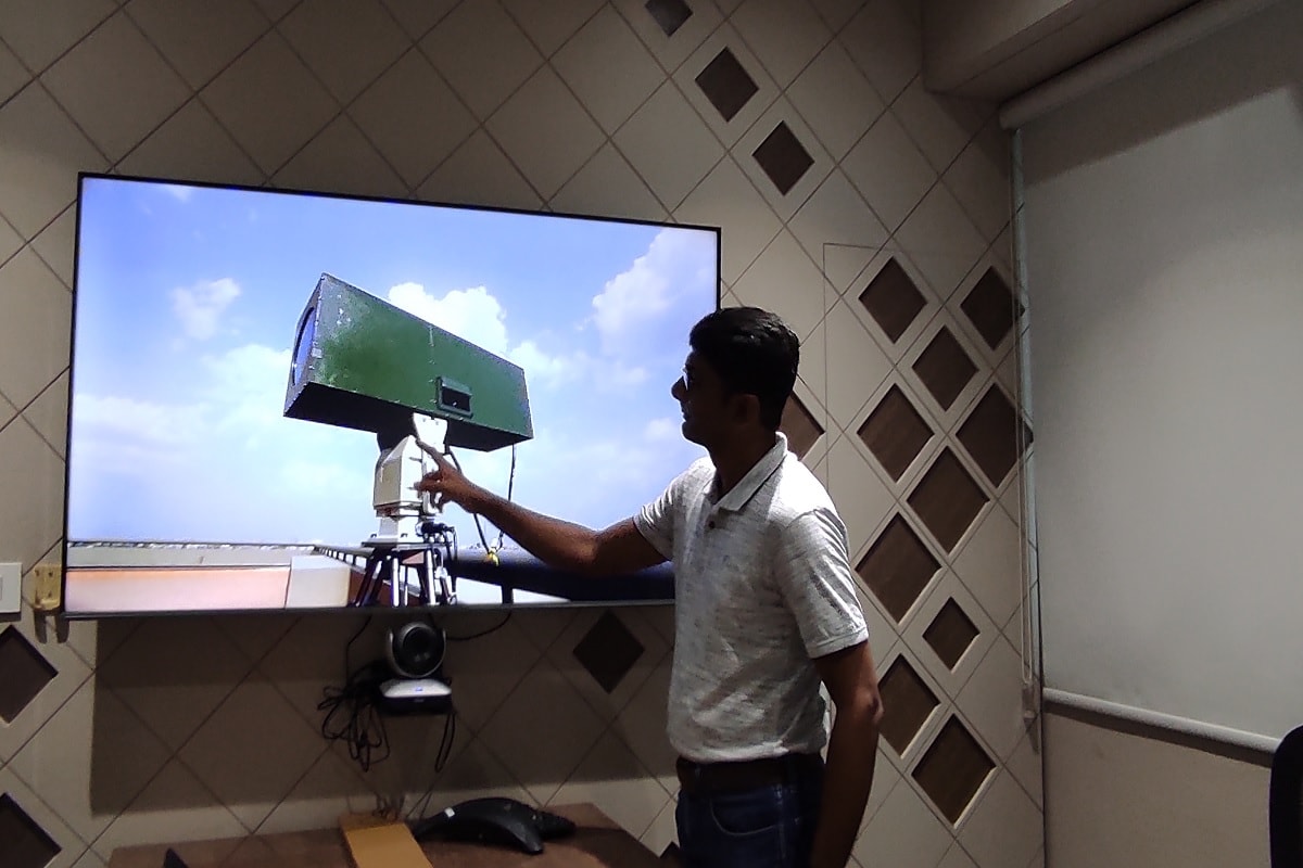 સંજય ટાંક, અમદાવાદઃ હજારો કિલોમીટરમાં પથરાયેલી ભારતીય સરહદ (Indian border) પર પાકિસ્તાન કે ચીન દ્વારા (pakistan-china) થતી ઘૂસણખોરી (Infiltration) અટકાવવા હવે કામ લાગશે અમદાવાદમાં બનેલા સર્વેલન્સ કેમેરા (Surveillance camera make in Ahmedabad). મેક ઇન ઇન્ડિયા અંતર્ગત તૈયાર થયેલા આ કેમેરાની નજરથી હવે દેશના દુશ્મન બચી નહિ શકે. સીમા પર હિલચાલ પર સૈનિકો નજર રાખતા હોય છે ત્યારે હવે આ કેમેરા પણ દુશ્મન પર ચાંપતી નજર રાખશે જાણો કેવી રીતે. સંજય ટાંક, અમદાવાદઃ હજારો કિલોમીટરમાં પથરાયેલી ભારતીય સરહદ (Indian border) પર પાકિસ્તાન કે ચીન દ્વારા (pakistan-china) થતી ઘૂસણખોરી (Infiltration) અટકાવવા હવે કામ લાગશે અમદાવાદમાં બનેલા સર્વેલન્સ કેમેરા (Surveillance camera make in Ahmedabad). મેક ઇન ઇન્ડિયા અંતર્ગત તૈયાર થયેલા આ કેમેરાની નજરથી હવે દેશના દુશ્મન બચી નહિ શકે. સીમા પર હિલચાલ પર સૈનિકો નજર રાખતા હોય છે ત્યારે હવે આ કેમેરા પણ દુશ્મન પર ચાંપતી નજર રાખશે જાણો કેવી રીતે.