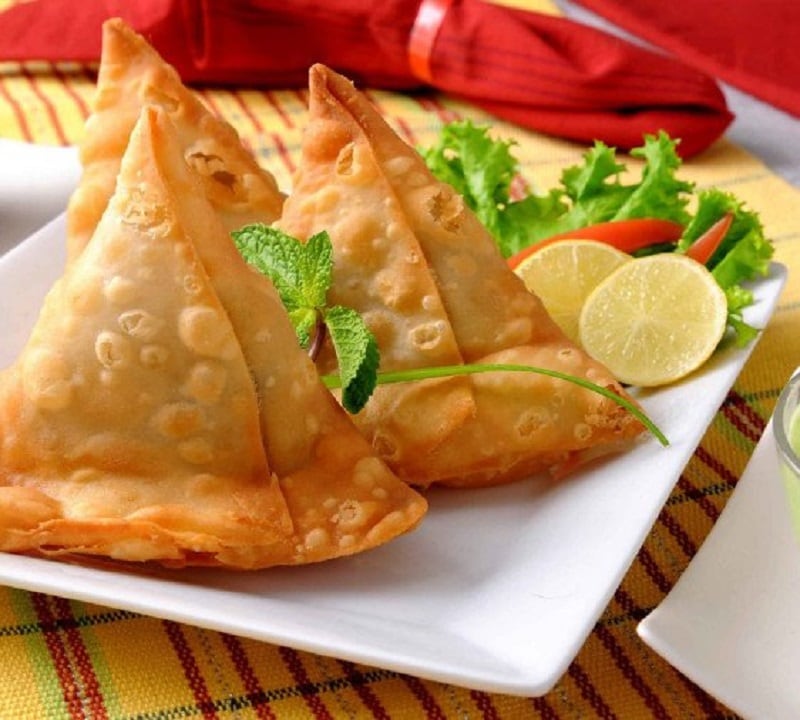 સામગ્રી : 4 વાડકી મેંદો, 2 વાડકી બાફેલા મકાઈના દાણા, 400 ગ્રામ બટાકા બાફેલા, 2 નાની ચમચી ધાણાજીરુ, 3 ચમચી તેલ મોણ માટે, 2 નાની ચમચી આખા ધાણા, 2 નાની ચમચી શેકેલું જીરુ,1 ચમચી ગરમ મસાલો, 1 ચમચી લાલ મરચુ, 1 ચમચી આમચૂર પાવડર,મીઠું સ્વાદાનુસાર, તેલ તળવા માટે, થોડો ફુદીનો. તમે ઇચ્છો તો આમાં ખમણેલું ચીઝ કે પનીરનાં નાના ટુકડા કરીને પણ નાંખી શકો છો. સામગ્રી : 4 વાડકી મેંદો, 2 વાડકી બાફેલા મકાઈના દાણા, 400 ગ્રામ બટાકા બાફેલા, 2 નાની ચમચી ધાણાજીરુ, 3 ચમચી તેલ મોણ માટે, 2 નાની ચમચી આખા ધાણા, 2 નાની ચમચી શેકેલું જીરુ,1 ચમચી ગરમ મસાલો, 1 ચમચી લાલ મરચુ, 1 ચમચી આમચૂર પાવડર,મીઠું સ્વાદાનુસાર, તેલ તળવા માટે, થોડો ફુદીનો. તમે ઇચ્છો તો આમાં ખમણેલું ચીઝ કે પનીરનાં નાના ટુકડા કરીને પણ નાંખી શકો છો.