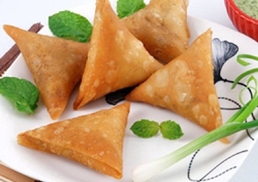 બનાવાની રીત: મેદામાં એક ચમચી તેલનું મોણ નાંખો. હવે તેમાં પાણી મિક્સ કરીને લોટ બાંધી લો. બાફેલા મકાઈના દાણાને મસળી લો. બાફેલા બટાકા પણ તેમાં જ મિક્સ કરો અને બંનેને બરોબર મસળો. હવે અડધી ચમચી તેલ ગરમ કરો. તેમા આખા ધાણા અને ધાણાજીરુ નાંખો. તે બ્રાઉન થાય કે તરત જ બધા મસાલા અને બટાકા અને મકાઈનું મિશ્રણ મિક્સ કરો. બનાવાની રીત: મેદામાં એક ચમચી તેલનું મોણ નાંખો. હવે તેમાં પાણી મિક્સ કરીને લોટ બાંધી લો. બાફેલા મકાઈના દાણાને મસળી લો. બાફેલા બટાકા પણ તેમાં જ મિક્સ કરો અને બંનેને બરોબર મસળો. હવે અડધી ચમચી તેલ ગરમ કરો. તેમા આખા ધાણા અને ધાણાજીરુ નાંખો. તે બ્રાઉન થાય કે તરત જ બધા મસાલા અને બટાકા અને મકાઈનું મિશ્રણ મિક્સ કરો.