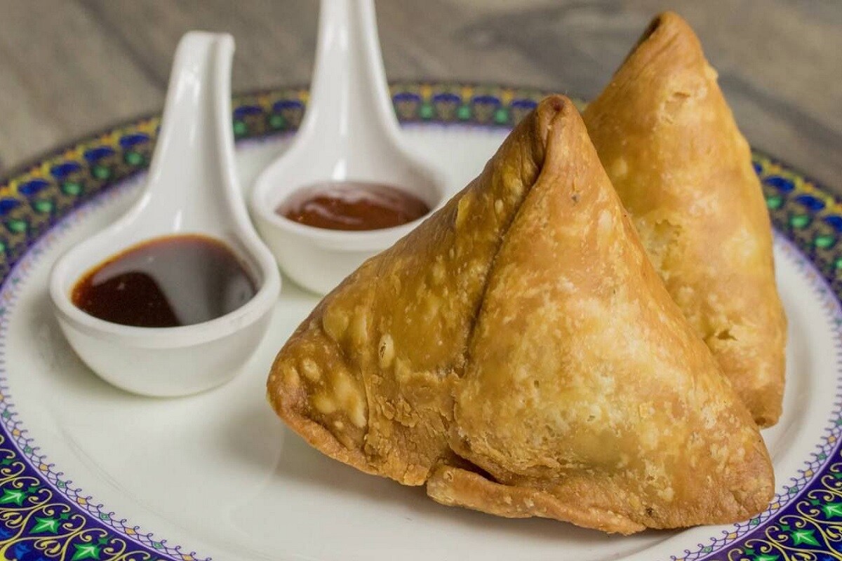 Monsoon Special Recipe: વરસાદની સીઝનમાં ગરમાગરમ સમોસા (Samosa in Monsoon) ખાવાની મજા કંઈક અલગ જ હોય છે. તેમાં પણ આ મોસમમાં મકાઈ ઘણી સારી મળતી હોય છે. તો આજે આપણે જોઇએ નાનાથી મોટા બધાનું દિલ જીતી લે તેવા મકાઈનાં સમોસાની (Corn Samosa) રીત. આ ડિશ હેલ્ધી હોવાની સાથે ટેસ્ટી પણ છે. તમે આ સમોસાને લીલી ચટણી કે ટામેટાનાં કેચઅપ સાથે ખાઈ શકો છો તો આજે આપણે મકાઈ સમોસાની રેસિપી જોઇએ. Monsoon Special Recipe: વરસાદની સીઝનમાં ગરમાગરમ સમોસા (Samosa in Monsoon) ખાવાની મજા કંઈક અલગ જ હોય છે. તેમાં પણ આ મોસમમાં મકાઈ ઘણી સારી મળતી હોય છે. તો આજે આપણે જોઇએ નાનાથી મોટા બધાનું દિલ જીતી લે તેવા મકાઈનાં સમોસાની (Corn Samosa) રીત. આ ડિશ હેલ્ધી હોવાની સાથે ટેસ્ટી પણ છે. તમે આ સમોસાને લીલી ચટણી કે ટામેટાનાં કેચઅપ સાથે ખાઈ શકો છો તો આજે આપણે મકાઈ સમોસાની રેસિપી જોઇએ.