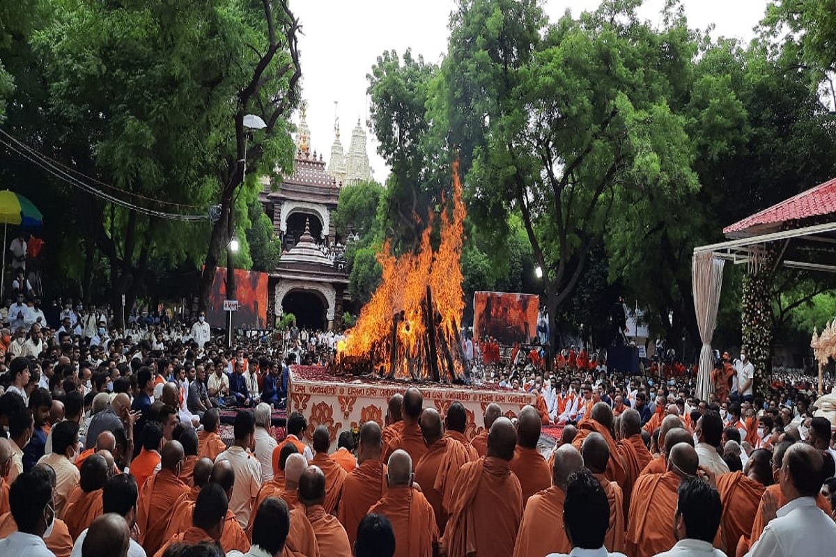 સ્વામીજીના દેહ વિલય અને પરમધામ ગમનથી લાખો શોકમગ્ન અનુયાયીઓના દુઃખમાં સહભાગી થતાં મુખ્યમંત્રી વિજયભાઈ રૂપાણીએ સ્વામીશ્રીના આત્માની પરમ શાંતિની પ્રાર્થના પણ કરી હતી. સ્વામીજીના દેહ વિલય અને પરમધામ ગમનથી લાખો શોકમગ્ન અનુયાયીઓના દુઃખમાં સહભાગી થતાં મુખ્યમંત્રી વિજયભાઈ રૂપાણીએ સ્વામીશ્રીના આત્માની પરમ શાંતિની પ્રાર્થના પણ કરી હતી.