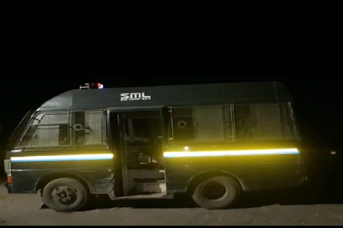 અંગત અદાવત 3 શખ્સો છરીના એક પછી એક ઘા મારી હત્યા કરી આરોપીઓ ફરાર થયા હતા. પોલીસે આરોપી ને શોધવા માટે CCTV તપાસવાની તજવીજ હાથ ધરી છે..અને મરણ જનાર ના ભાઈ ની ફરિયાદ લઈ આરોપી પકડવા કવાયત હાથ ધરી હતી. અંગત અદાવત 3 શખ્સો છરીના એક પછી એક ઘા મારી હત્યા કરી આરોપીઓ ફરાર થયા હતા. પોલીસે આરોપી ને શોધવા માટે CCTV તપાસવાની તજવીજ હાથ ધરી છે..અને મરણ જનાર ના ભાઈ ની ફરિયાદ લઈ આરોપી પકડવા કવાયત હાથ ધરી હતી.