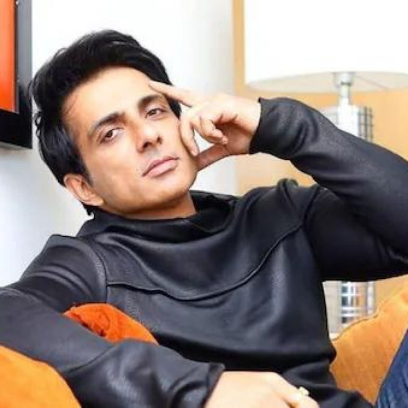 2012માં આવકવેરા વિભાગે સોનૂ સૂદનાં ઘરે રેડ પાડી હતી. સોનૂએ ત્યારે 30 કરોડ રૂપિયાની પ્રોપર્ટી ખરીદી હતી. જે બાદ આવકવેરા વિભાગે તેમનાં ઘરે રેડ પાડી હતી. સોનૂ સૂદ પહેલાં અનુરાગ કશ્યપ (Anurag Kashyap), તાપસી પન્નૂ (Taapsee Pannu), પ્રિયંકા ચોપરા (Priyanka Chopra), કેટરીના કૈફ (Ketrina Kaif), સંજય દત્ત, (Sanjay Dutt), અને સલમાન ખાન (Salman Khan) જેવાં સ્ટાર્સનાં ત્યાં ITની રેડ પડી ચૂકી છે. (File Photo) 2012માં આવકવેરા વિભાગે સોનૂ સૂદનાં ઘરે રેડ પાડી હતી. સોનૂએ ત્યારે 30 કરોડ રૂપિયાની પ્રોપર્ટી ખરીદી હતી. જે બાદ આવકવેરા વિભાગે તેમનાં ઘરે રેડ પાડી હતી. સોનૂ સૂદ પહેલાં અનુરાગ કશ્યપ (Anurag Kashyap), તાપસી પન્નૂ (Taapsee Pannu), પ્રિયંકા ચોપરા (Priyanka Chopra), કેટરીના કૈફ (Ketrina Kaif), સંજય દત્ત, (Sanjay Dutt), અને સલમાન ખાન (Salman Khan) જેવાં સ્ટાર્સનાં ત્યાં ITની રેડ પડી ચૂકી છે. (File Photo)