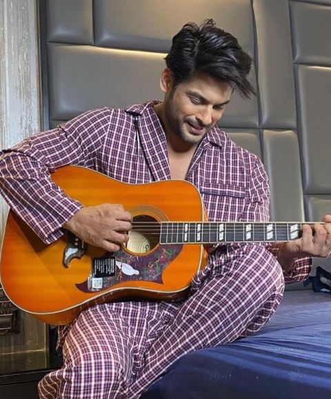 હાલમાં સિડનાઝનો અંતિમ વીડિયો સોન્ગની કેટલીક તસવીરો વાયરલ થઇ છે જે ફેન્સને ખુબજ પસંદ આવી રહી છે. મેકર્સને બને એટલું જલદી મ્યૂઝિક વીડિયો રિલીઝ કરવાની પણ આજીજી કરવામાં આવી છે. @badeshashehbaz instagram હાલમાં સિડનાઝનો અંતિમ વીડિયો સોન્ગની કેટલીક તસવીરો વાયરલ થઇ છે જે ફેન્સને ખુબજ પસંદ આવી રહી છે. મેકર્સને બને એટલું જલદી મ્યૂઝિક વીડિયો રિલીઝ કરવાની પણ આજીજી કરવામાં આવી છે. @badeshashehbaz instagram