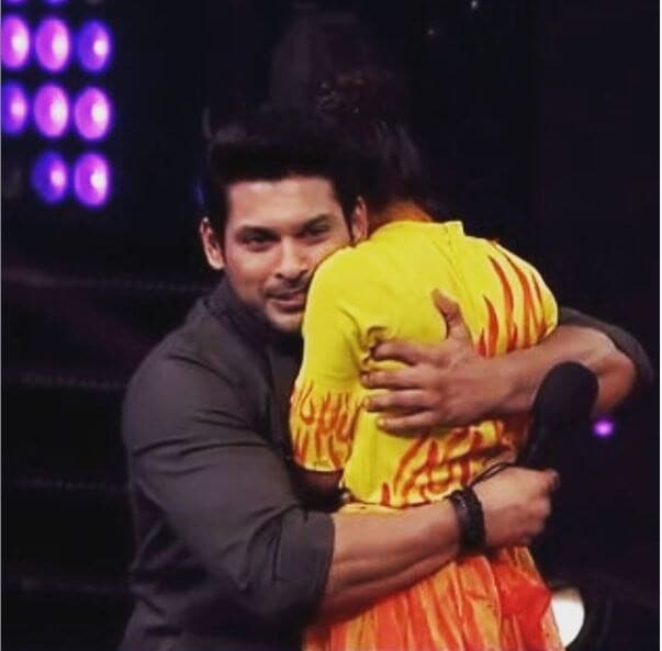 હાલમાં જ તેણે સિદ્ધાર્થ શુક્લા (Sidharth Shukla)ની બે તસવીરો શેર કરી હતી જેમાં દિવંગત એક્ટર નાના બાળકને ગળે મળતો નજર આવે છે. @badeshashehbaz instagram હાલમાં જ તેણે સિદ્ધાર્થ શુક્લા (Sidharth Shukla)ની બે તસવીરો શેર કરી હતી જેમાં દિવંગત એક્ટર નાના બાળકને ગળે મળતો નજર આવે છે. @badeshashehbaz instagram