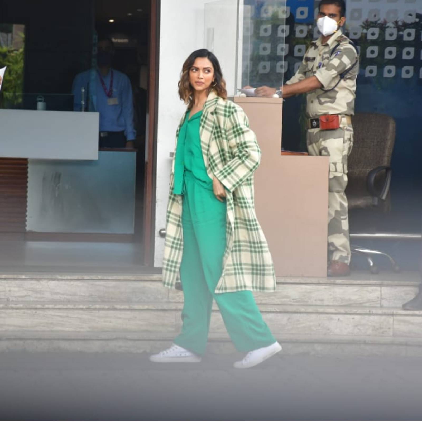 દીપિકા પાદુકોણ (Deepika Padukone)હાલમાં મુંબઇ એરપોર્ટ પર પહોંચી હતી ત્યારે તેણે ગ્રીન કો-ઓર્ડ પહેર્યું હતું. સાથે તેણે લોન્ગ ચેક્સ જેકેટ પહેર્યું હતું. શોર્ટ હેર અને વ્હાઇટ શૂઝમાં તે નજર આવી હતી. (Image: Viral Bhayani) દીપિકા પાદુકોણ (Deepika Padukone)હાલમાં મુંબઇ એરપોર્ટ પર પહોંચી હતી ત્યારે તેણે ગ્રીન કો-ઓર્ડ પહેર્યું હતું. સાથે તેણે લોન્ગ ચેક્સ જેકેટ પહેર્યું હતું. શોર્ટ હેર અને વ્હાઇટ શૂઝમાં તે નજર આવી હતી. (Image: Viral Bhayani)