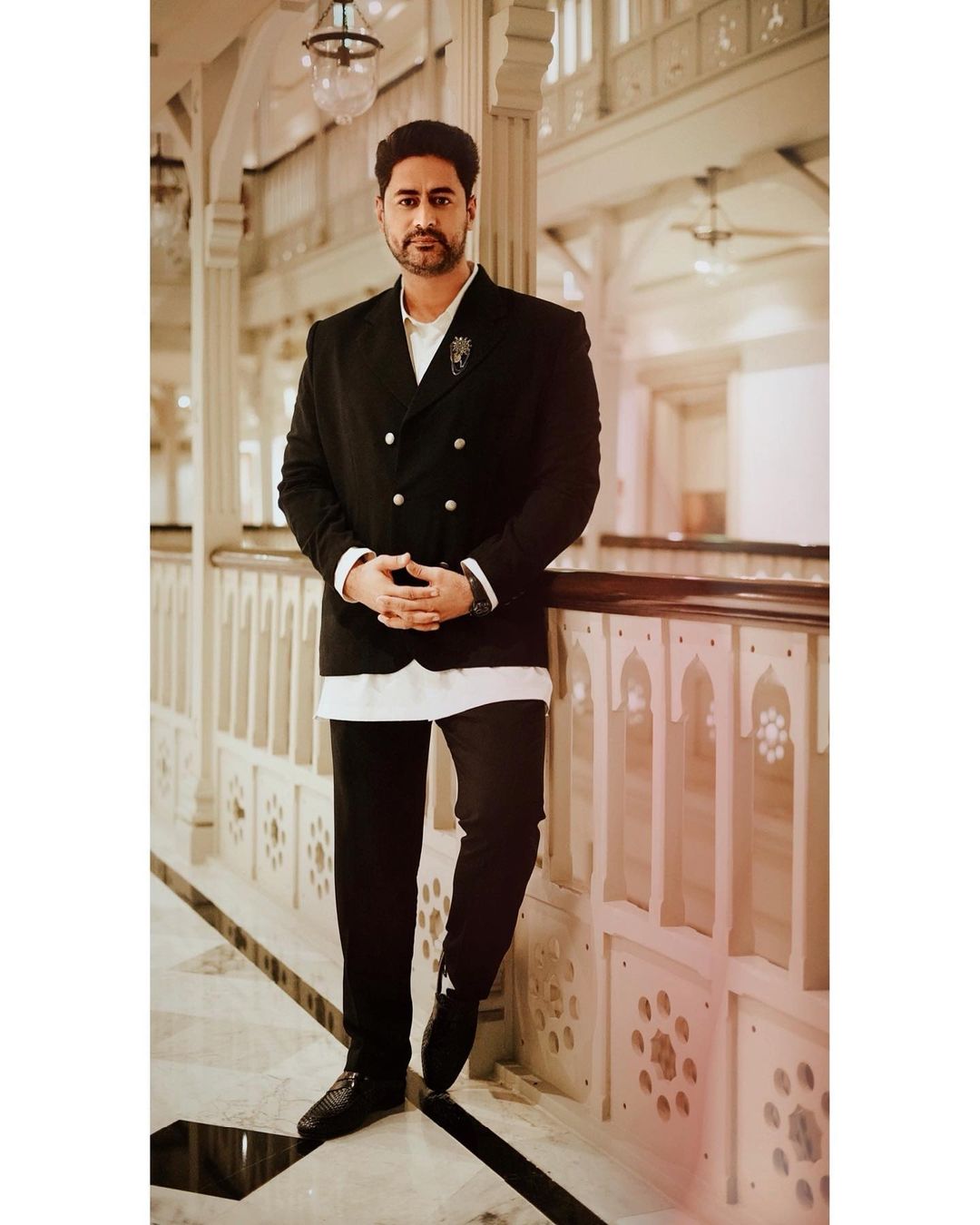 મોહિત રૈના (Mohit Raina) 'દેવો કે દેવ.. મહાદેવ'માં ભગાવન શિવની ભૂમિકા અદા કરે છે. એક એપિસોડનાં 1-1.8 લાખ રૂપિયા ચાર્જ વસુલ કરે છે. એક્ટરે હાલમાં જ વેબ સીરીઝ મુંબઇ ડાયરી 26/11માં નજર આવ્યો હતો. મોહિત રૈના (Mohit Raina) 'દેવો કે દેવ.. મહાદેવ'માં ભગાવન શિવની ભૂમિકા અદા કરે છે. એક એપિસોડનાં 1-1.8 લાખ રૂપિયા ચાર્જ વસુલ કરે છે. એક્ટરે હાલમાં જ વેબ સીરીઝ મુંબઇ ડાયરી 26/11માં નજર આવ્યો હતો.