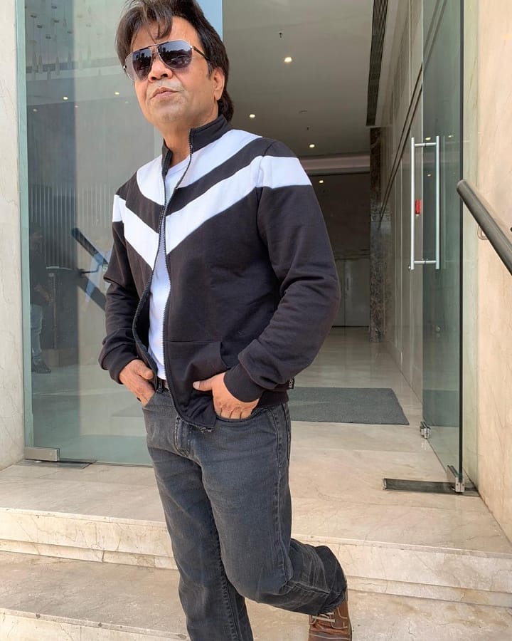 કોમેડિયન એક્ટર રાજપાલ યાદવ પણ જેલની હવા ખાઇ ચુક્યો છે. એક વેપારીએ રાજપાલ વિરુદ્ધ 5 કરોડની વસૂલીનો કેસ કર્યો હતો. એટલું જ નહીં દિલ્હી હાઇકોર્ટે કોર્ટને ગુમરાહ કરવાં ખોટું સોગંદનામુ દાખલ કરાવ્યું હતું જેને કારણે તેને 10 દિવસની ન્યાયિક હિરાસતમાં મોકલવામાં આવ્યો હતો. (Photo: rajpalofficial/Instagram) કોમેડિયન એક્ટર રાજપાલ યાદવ પણ જેલની હવા ખાઇ ચુક્યો છે. એક વેપારીએ રાજપાલ વિરુદ્ધ 5 કરોડની વસૂલીનો કેસ કર્યો હતો. એટલું જ નહીં દિલ્હી હાઇકોર્ટે કોર્ટને ગુમરાહ કરવાં ખોટું સોગંદનામુ દાખલ કરાવ્યું હતું જેને કારણે તેને 10 દિવસની ન્યાયિક હિરાસતમાં મોકલવામાં આવ્યો હતો. (Photo: rajpalofficial/Instagram)