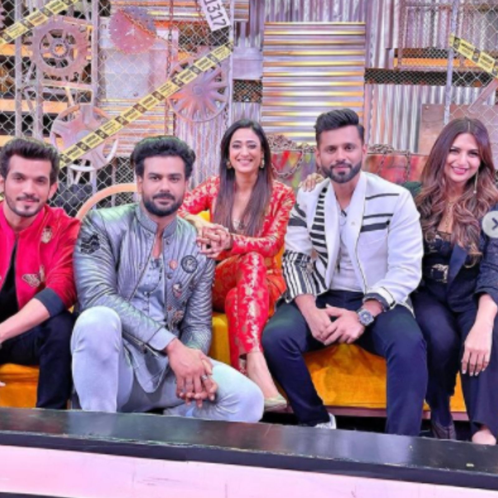 ખતરો કે ખિલાડી 11 (Khatron Ke Khiladi 11)ની ટ્રોફી જીતવાં માટે દિવ્યાંકા ત્રિપાઠી (Divyanka Tripathi) અને અર્જુન બિજલાની (Arjun Bijlani) વચ્ચે જંગ છેડાઇ હતી. જ્યાં માત્ર 20 સેકેન્ડનાં અંતરમાં અર્જુન બિજલાનીએ જીત હાંસેલ કરી લીધી છે. (PHOTO-@arjunbijlani/Instagram) ખતરો કે ખિલાડી 11 (Khatron Ke Khiladi 11)ની ટ્રોફી જીતવાં માટે દિવ્યાંકા ત્રિપાઠી (Divyanka Tripathi) અને અર્જુન બિજલાની (Arjun Bijlani) વચ્ચે જંગ છેડાઇ હતી. જ્યાં માત્ર 20 સેકેન્ડનાં અંતરમાં અર્જુન બિજલાનીએ જીત હાંસેલ કરી લીધી છે. (PHOTO-@arjunbijlani/Instagram)