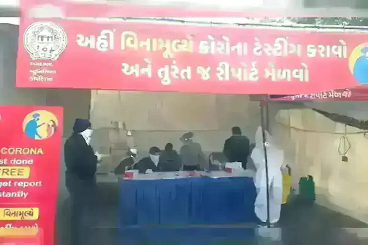 અમદાવાદ : રાજ્યમાં (Gujarat Coronavirus updates)છેલ્લા 24 કલાકમાં કોરોના વાયરસના (Coronavirus)નવા 26 કેસ નોંધાયા છે. જેની સામે 19 દર્દીઓ સાજા થયા છે. છેલ્લા 24 કલાકમાં રાજ્યમાં કોવિડ-19 (Covid19)ના કારણે એકપણ દર્દીનું મોત થયું નથી. રાજ્યમાં કુલ મૃત્યુઆંક 10082 થયો છે. રાજ્યમાં સાજા થવાનો દર 98.76 ટકા છે. છેલ્લા 24 કલાકમાં રાજ્યમાં 3,59,297 વ્યક્તિઓનું રસીકરણ કરવામાં આવ્યું છે. અત્યાર સુધીમાં 5,83,50,222 ડોઝ કોરોના વેક્સીનના (CoronaVaccine)આપવામાં આવ્યા છે. (પ્રતિકાત્મક તસવીર) અમદાવાદ : રાજ્યમાં (Gujarat Coronavirus updates)છેલ્લા 24 કલાકમાં કોરોના વાયરસના (Coronavirus)નવા 26 કેસ નોંધાયા છે. જેની સામે 19 દર્દીઓ સાજા થયા છે. છેલ્લા 24 કલાકમાં રાજ્યમાં કોવિડ-19 (Covid19)ના કારણે એકપણ દર્દીનું મોત થયું નથી. રાજ્યમાં કુલ મૃત્યુઆંક 10082 થયો છે. રાજ્યમાં સાજા થવાનો દર 98.76 ટકા છે. છેલ્લા 24 કલાકમાં રાજ્યમાં 3,59,297 વ્યક્તિઓનું રસીકરણ કરવામાં આવ્યું છે. અત્યાર સુધીમાં 5,83,50,222 ડોઝ કોરોના વેક્સીનના (CoronaVaccine)આપવામાં આવ્યા છે. (પ્રતિકાત્મક તસવીર)
