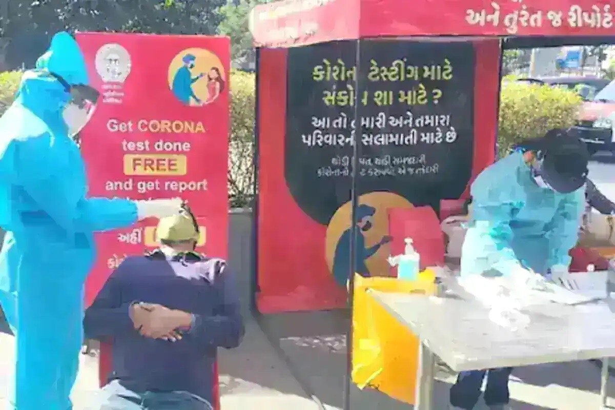 ભારતમાં કોરોના સંક્રમણના કેસોમાં (India Corona Cases) ગુરૂવારે ફરી ઉછાળો નોંધાયો છે. 24 કલાકમાં 31 હજારથી વધુ લોકો કોરોનાગ્રસ્ત થયા છે. બીજી તરફ, એક્ટિવ કેસોમાં (Covid Active Cases) સતત ઘટાડો નોંધાઈ રહ્યો છે. આજે 187 દિવસ બાદ સૌથી ઓછા કેસ નોંધાયા છે. નોંધનીય છે કે, કેરળમાં એક દિવસમાં 19,675 કેસ નોંધાયા છે અને 142 દર્દીઓએ જીવ ગુમાવ્યા છે. ગુજરાતમાં પણ કોરોના કેસોમાં આંશિક વધારો જોવા મળ્યો છે. કેન્દ્રીય આરોગ્ય વિભાગે ગુરૂવાર સવારે જાહેર કરેલા આંકડાઓ મુજબ, છેલ્લા 24 કલાકમાં દેશમાં 31,923 નવા પોઝિટિવ કેસો નોંધાયા છે. આ ઉપરાંત કોવિડ-19 (COVID-19)ના કારણે 282 દર્દીઓએ પોતાના જીવ ગુમાવ્યા છે. દેશમાં હવે કુલ સંક્રમિતોની સંખ્યા વધીને 3,35,63,421 થઈ ગઈ છે. આ ઉપરાંત, દેશમાં કુલ 83,39,90,049 કોરોના વેક્સીન (Covid19 Vaccine Campaign)ના ડોઝ આપવામાં આવ્યા છે. છેલ્લા 24 કલાકમાં 71,38,205 કોરોના વેક્સીનના ડોઝ આપવામાં આવ્યા છે. (પ્રતિકાત્મક તસવીર) ભારતમાં કોરોના સંક્રમણના કેસોમાં (India Corona Cases) ગુરૂવારે ફરી ઉછાળો નોંધાયો છે. 24 કલાકમાં 31 હજારથી વધુ લોકો કોરોનાગ્રસ્ત થયા છે. બીજી તરફ, એક્ટિવ કેસોમાં (Covid Active Cases) સતત ઘટાડો નોંધાઈ રહ્યો છે. આજે 187 દિવસ બાદ સૌથી ઓછા કેસ નોંધાયા છે. નોંધનીય છે કે, કેરળમાં એક દિવસમાં 19,675 કેસ નોંધાયા છે અને 142 દર્દીઓએ જીવ ગુમાવ્યા છે. ગુજરાતમાં પણ કોરોના કેસોમાં આંશિક વધારો જોવા મળ્યો છે. કેન્દ્રીય આરોગ્ય વિભાગે ગુરૂવાર સવારે જાહેર કરેલા આંકડાઓ મુજબ, છેલ્લા 24 કલાકમાં દેશમાં 31,923 નવા પોઝિટિવ કેસો નોંધાયા છે. આ ઉપરાંત કોવિડ-19 (COVID-19)ના કારણે 282 દર્દીઓએ પોતાના જીવ ગુમાવ્યા છે. દેશમાં હવે કુલ સંક્રમિતોની સંખ્યા વધીને 3,35,63,421 થઈ ગઈ છે. આ ઉપરાંત, દેશમાં કુલ 83,39,90,049 કોરોના વેક્સીન (Covid19 Vaccine Campaign)ના ડોઝ આપવામાં આવ્યા છે. છેલ્લા 24 કલાકમાં 71,38,205 કોરોના વેક્સીનના ડોઝ આપવામાં આવ્યા છે. (પ્રતિકાત્મક તસવીર)