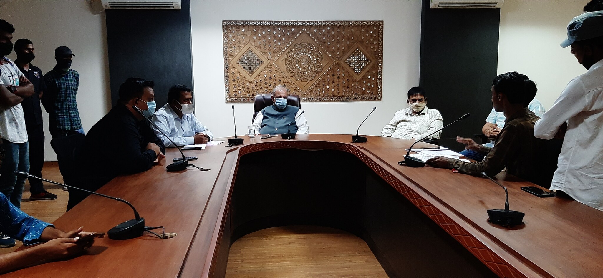 વિદ્યાર્થીઓએ વિવિધ મુદ્દાઓ લઈ કચ્છ યુનિવર્સિટીના કુલપતિ સમક્ષ રજૂઆત કરી