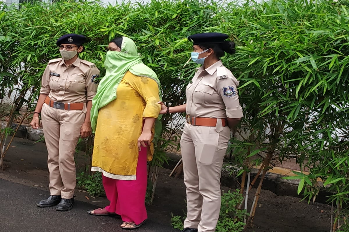 જેથી પોલીસ આસપાસના વિસ્તારોમાં તેમના બાતમીદારો નેટવર્ક કાર્યરત કરીને અંતે મહિલા સુધી પહોંચી હતી. સરખેજ ખાતેના મહિલાના ઘરે થી પોલીસને બાળકી પણ સહી સલામત મળી આવી હતી. મહિલાની પૂછપરછ કરતાં જાણવા મળ્યું હતું કે તે મહેસાણાના નંદાસણ પાસેના એક ગામની રહેવાસી છે અને હાલમાં તે સરખેજ ખાતે રહે છે. જેથી પોલીસ આસપાસના વિસ્તારોમાં તેમના બાતમીદારો નેટવર્ક કાર્યરત કરીને અંતે મહિલા સુધી પહોંચી હતી. સરખેજ ખાતેના મહિલાના ઘરે થી પોલીસને બાળકી પણ સહી સલામત મળી આવી હતી. મહિલાની પૂછપરછ કરતાં જાણવા મળ્યું હતું કે તે મહેસાણાના નંદાસણ પાસેના એક ગામની રહેવાસી છે અને હાલમાં તે સરખેજ ખાતે રહે છે.