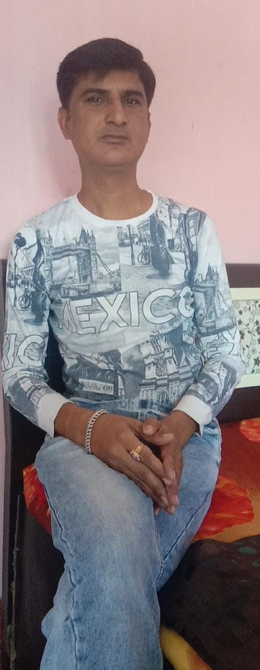 વિગતે ઘટનાની વાત કરીએ તો, મૃતક રાજુભાઈ બોઘાણી 5 સપ્ટેમ્બરથી ગુમ હતો, આ મામલે પરિવારે પોલીસને જાણ કરી હતી. પોલીસ અને પરિવાર યુવાનને છેલ્લા 13 દિવસથી શોધી રહ્યા હતા. આજે વહેલી સવારે પાણીમાં દુર્ગંધ આવતા પરિવારે ઘરની છત પર રાખેલી પાણીની ટાંકી ચેક કરતા દીકરાનો મૃતદેહ મળી આવ્યો હતો, મૃતદેહ જોઈ પરિવાર આગાતમાં સરીક ગયો હતો. પોલીસને આ મામલે જાણ કરતા પોલીસ ઘટના સ્થળ પર પહોંચી ગઈ હતી. સાથે આજુ બાજુ રહેતા પાડોશીઓના ટોલે ટોળે પણ ઉમટી પડ્યા હતા. ટાંકાનું ઢક્કન નાનું હોવાથી મૃતદેહ બહાર કાઢવો મુશ્કેલ હતો જેથી પોલીસે પાણીની ટાંકી કાપીને ભારે જહમત બાદ મૃતદેહ બહાર કાઢ્યો હતો. ત્યારબાદ લાશને પીએમ માટે સરકારી હોસ્પિટલ ખસેડી હતી. વિગતે ઘટનાની વાત કરીએ તો, મૃતક રાજુભાઈ બોઘાણી 5 સપ્ટેમ્બરથી ગુમ હતો, આ મામલે પરિવારે પોલીસને જાણ કરી હતી. પોલીસ અને પરિવાર યુવાનને છેલ્લા 13 દિવસથી શોધી રહ્યા હતા. આજે વહેલી સવારે પાણીમાં દુર્ગંધ આવતા પરિવારે ઘરની છત પર રાખેલી પાણીની ટાંકી ચેક કરતા દીકરાનો મૃતદેહ મળી આવ્યો હતો, મૃતદેહ જોઈ પરિવાર આગાતમાં સરીક ગયો હતો. પોલીસને આ મામલે જાણ કરતા પોલીસ ઘટના સ્થળ પર પહોંચી ગઈ હતી. સાથે આજુ બાજુ રહેતા પાડોશીઓના ટોલે ટોળે પણ ઉમટી પડ્યા હતા. ટાંકાનું ઢક્કન નાનું હોવાથી મૃતદેહ બહાર કાઢવો મુશ્કેલ હતો જેથી પોલીસે પાણીની ટાંકી કાપીને ભારે જહમત બાદ મૃતદેહ બહાર કાઢ્યો હતો. ત્યારબાદ લાશને પીએમ માટે સરકારી હોસ્પિટલ ખસેડી હતી.