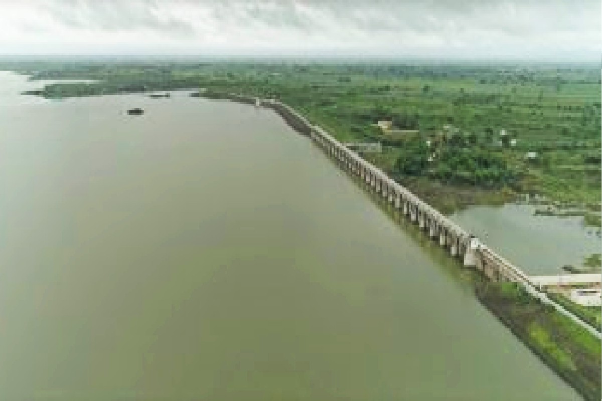  મુનાફ બકાલી, જેતપુર સૌરાષ્ટ્રમાં (Saurashtra Rains) મોટી સિંચાઈ યોજનાઓ પૈકીનો બીજા નંબરનો મોટો ડેમ ભાદર-1 (Bhadar-1 Dam Water Level) ભાદરવામાં ઓવરફ્લો થવાની અણીએ છે. હાલમાં ભાદર-1 98 ટકા ભરાઈ જતા ભાદરવામાં ભાદરના પાણી હિલોળે ચઢ્યા છે. ડેમ ઓવરફ્લો થવાની અણીએ છે ત્યારે કુલ 22 ગામોને અલર્ટ કરવામાં આવ્યા છે. રાજ્યમાં વરસાદની ધમાકેદાર ઇનિંગ વચ્ચે લગભગ અનેક જળાશયો ભરાઈ રહ્યા છે ત્યારે ભાદર ઓવરફ્લો થવાથી અનેક ગામોમાં સિંચાઈની સમસ્યા દૂર થશે.
